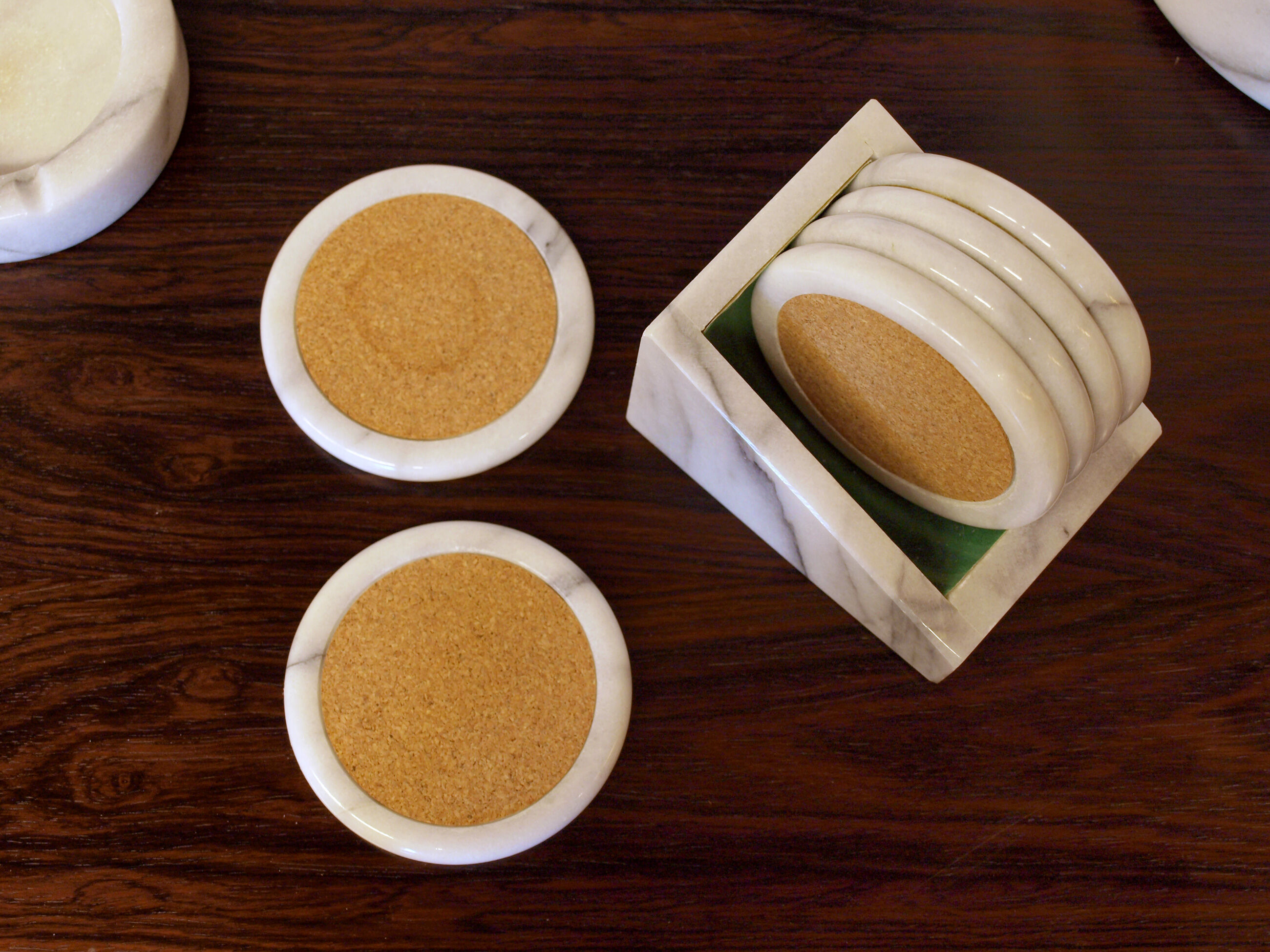 Set of table accessories in Carrara marble