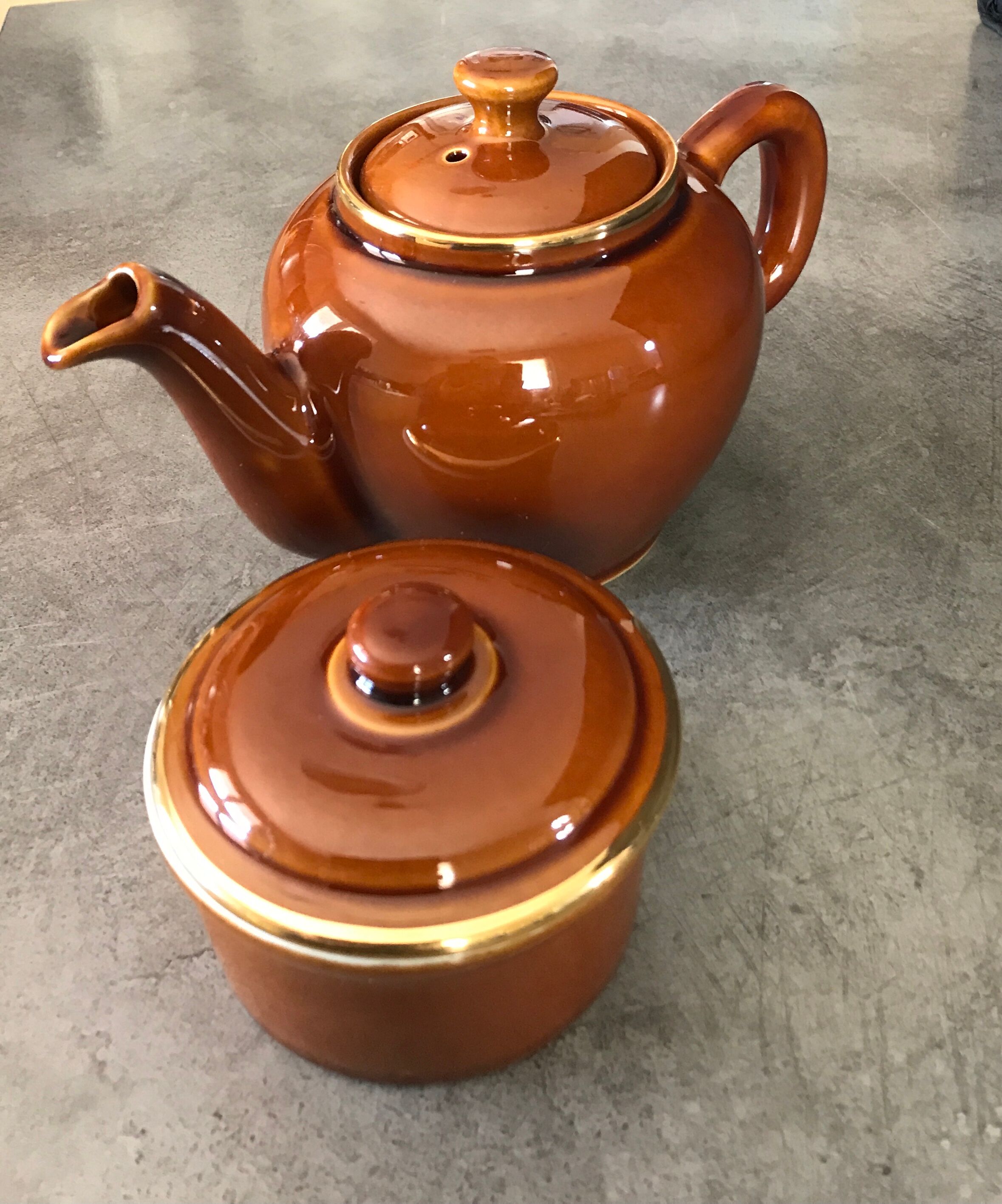 Teapot AND sugarpot