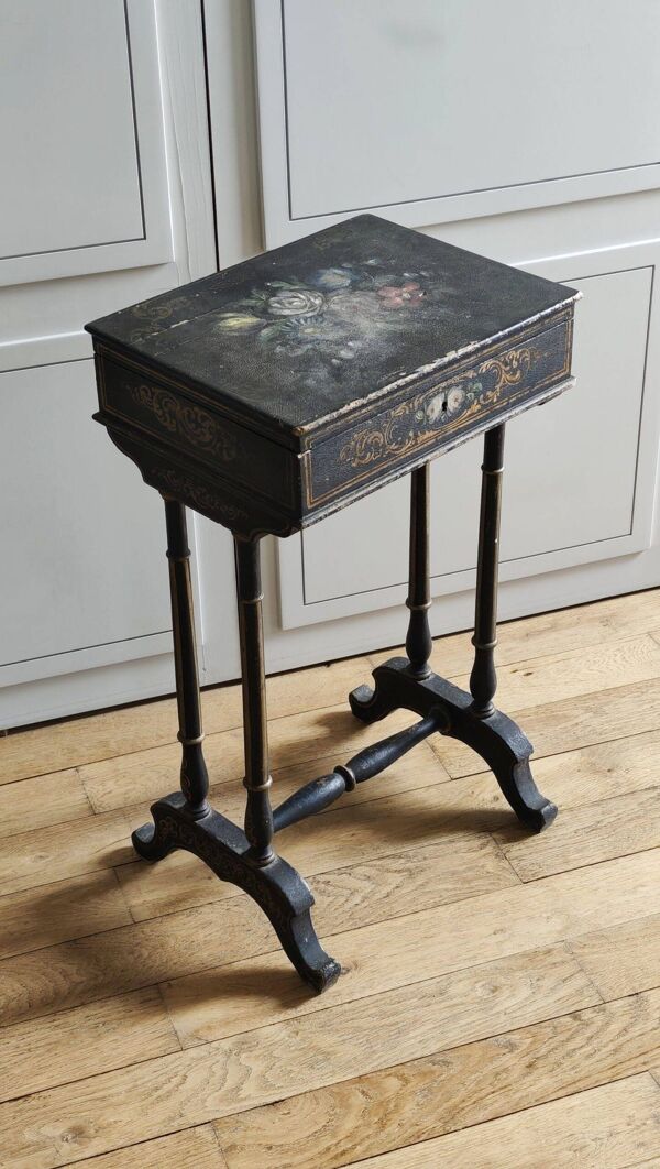 Petite table travailleuse / boîte à ouvrage Napoléon III en bois noirci peint – 19e siècle