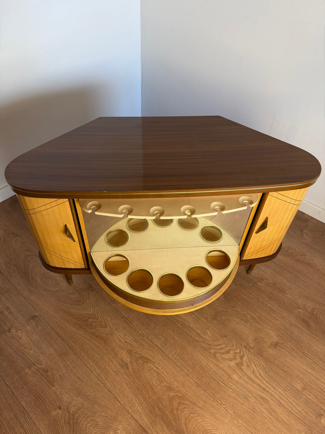 Meuble bar vintage à plateau tournant – l’esprit cocktail des années 50