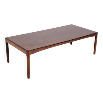 Table basse scandinave en palissandre .