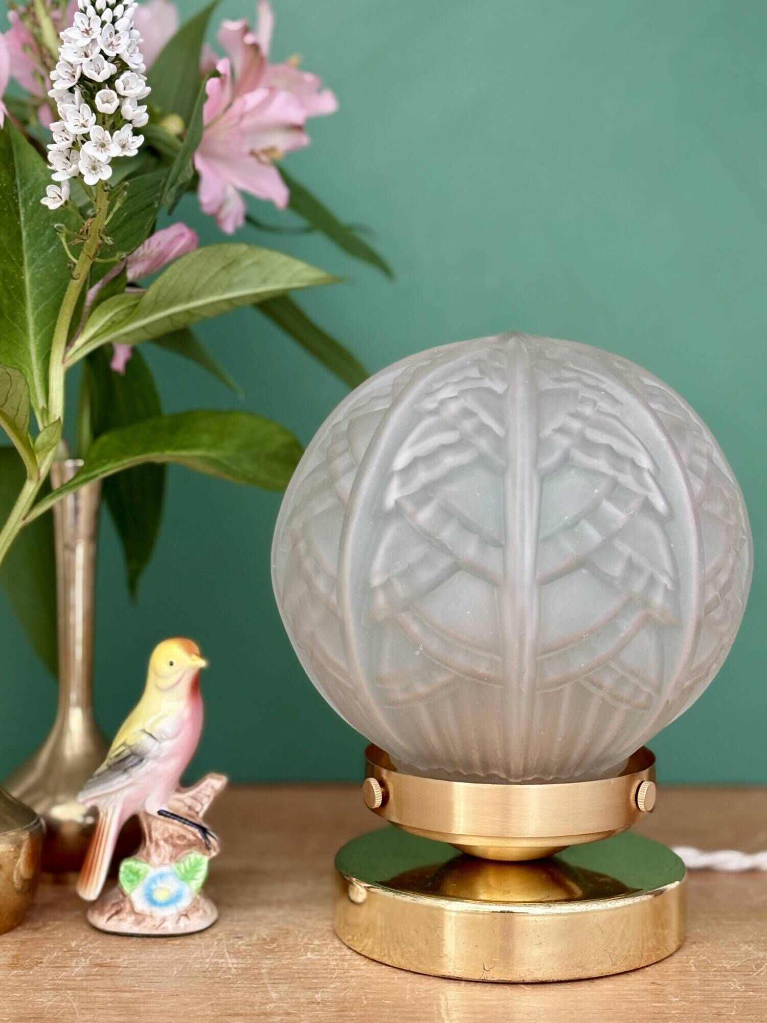 Lampe à poser globe vintage art déco en verre dépoli
