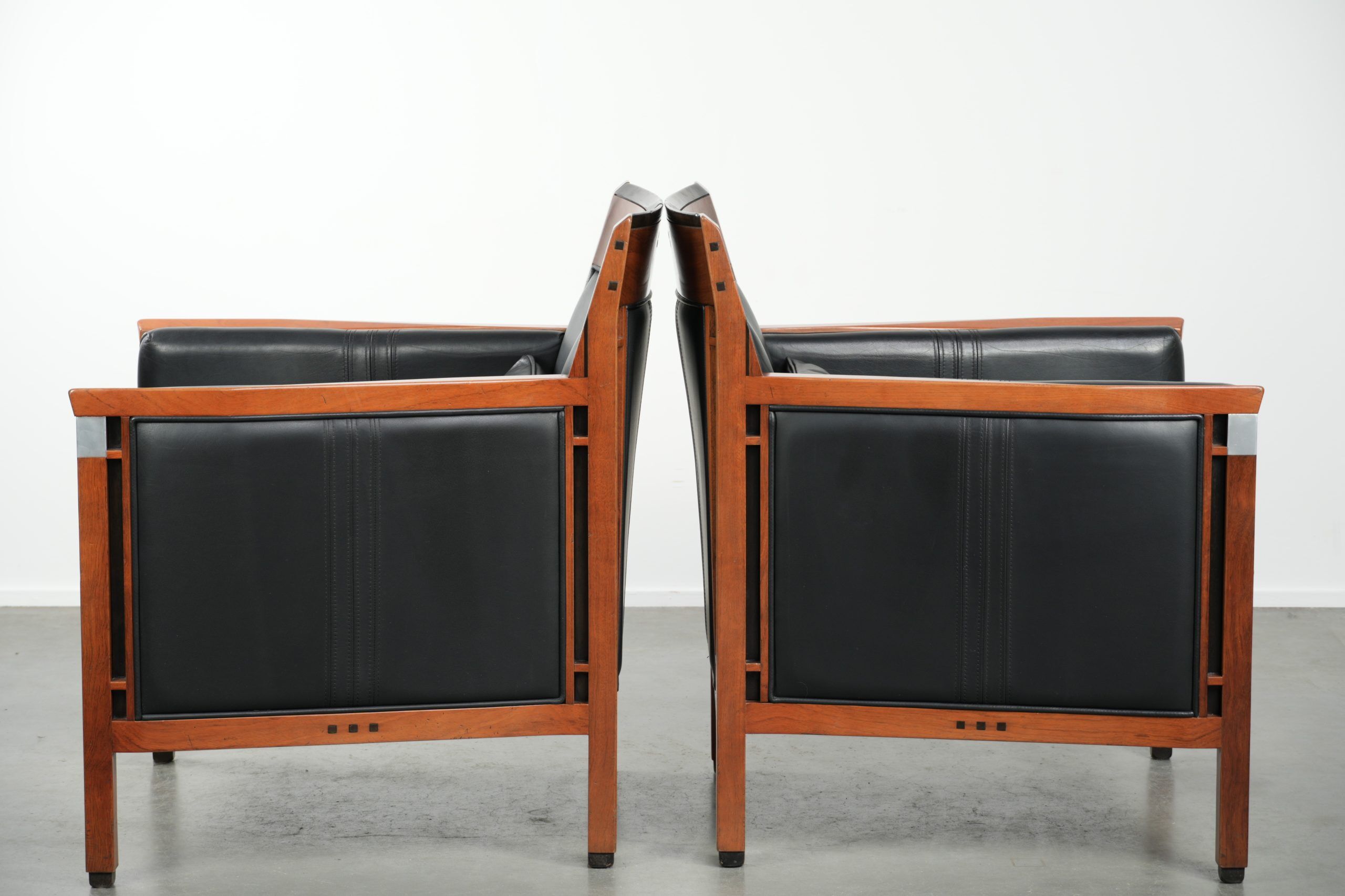 Set of 2 black leather Art Deco design armchairs in good condition