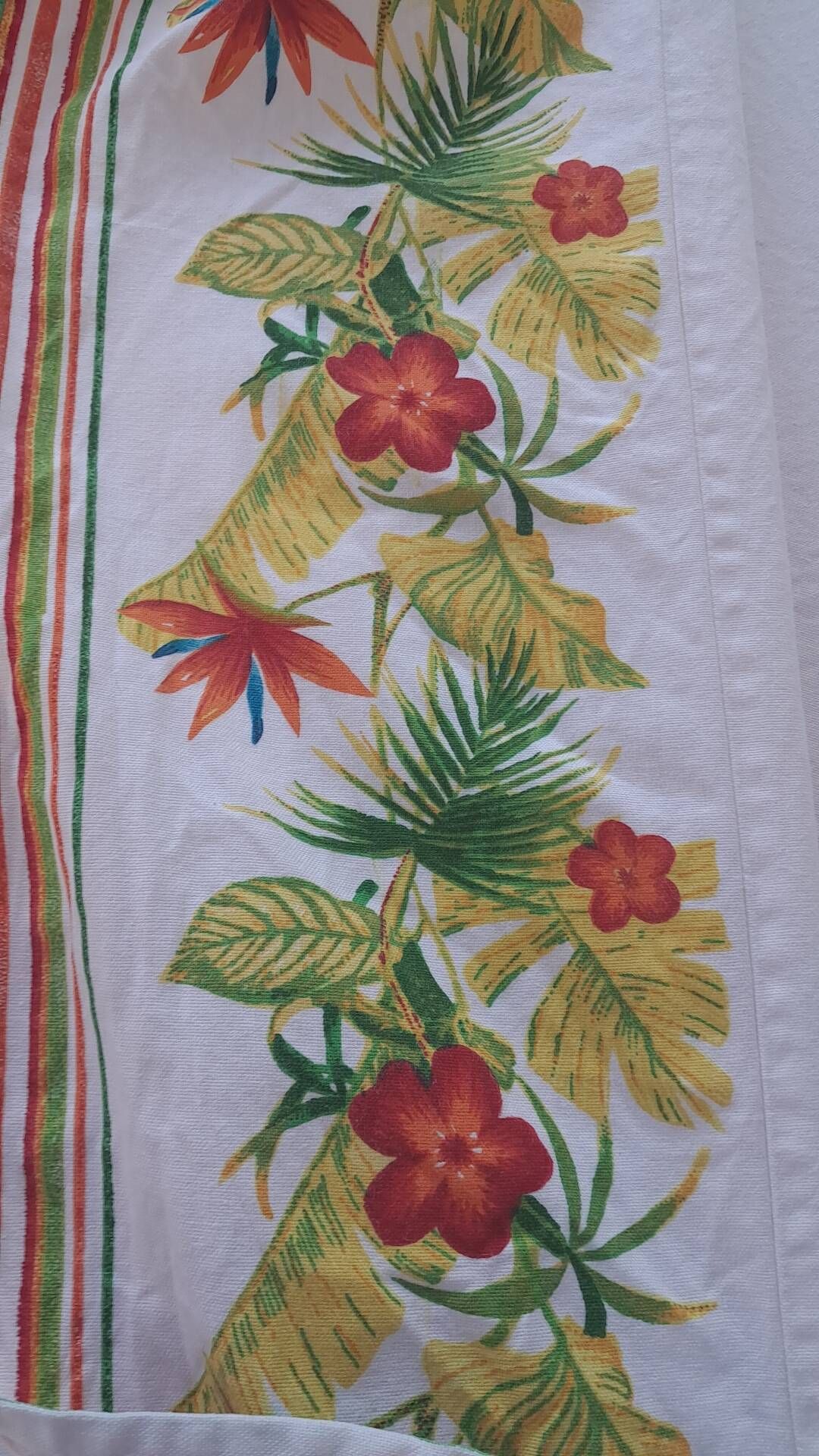 Vintage tablecloth printed with tropical and exotic flowers 235 x 142 cm – Years