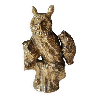 Owl/little owl figurine, standing on trunk. In gilded bronze. Size 16 x 10 cm