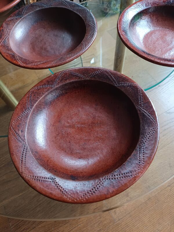 6 assiettes anciennes en terre cuite vernissées tournées à la main