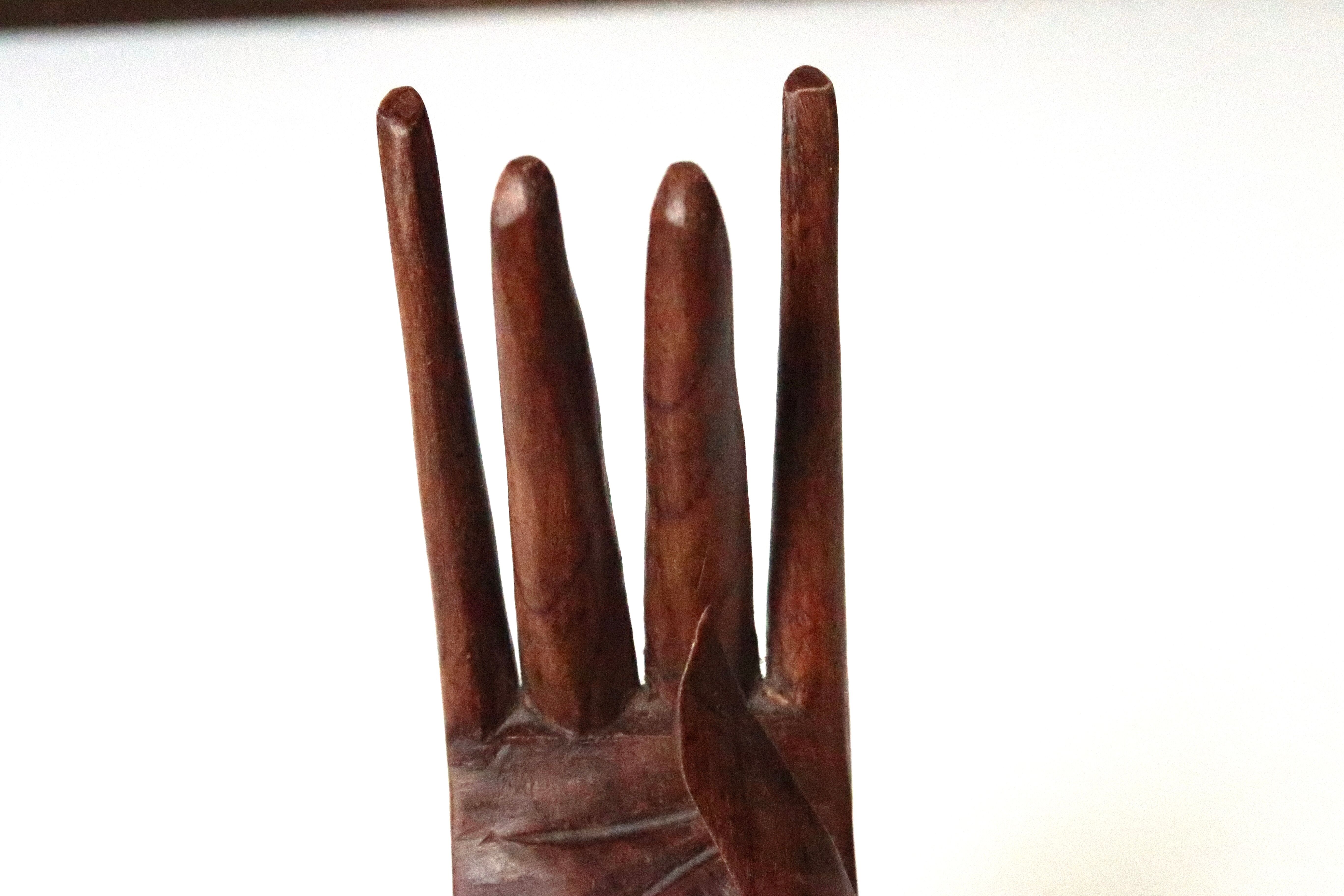 Main baguier en bois, présentoir à bijoux, années 70