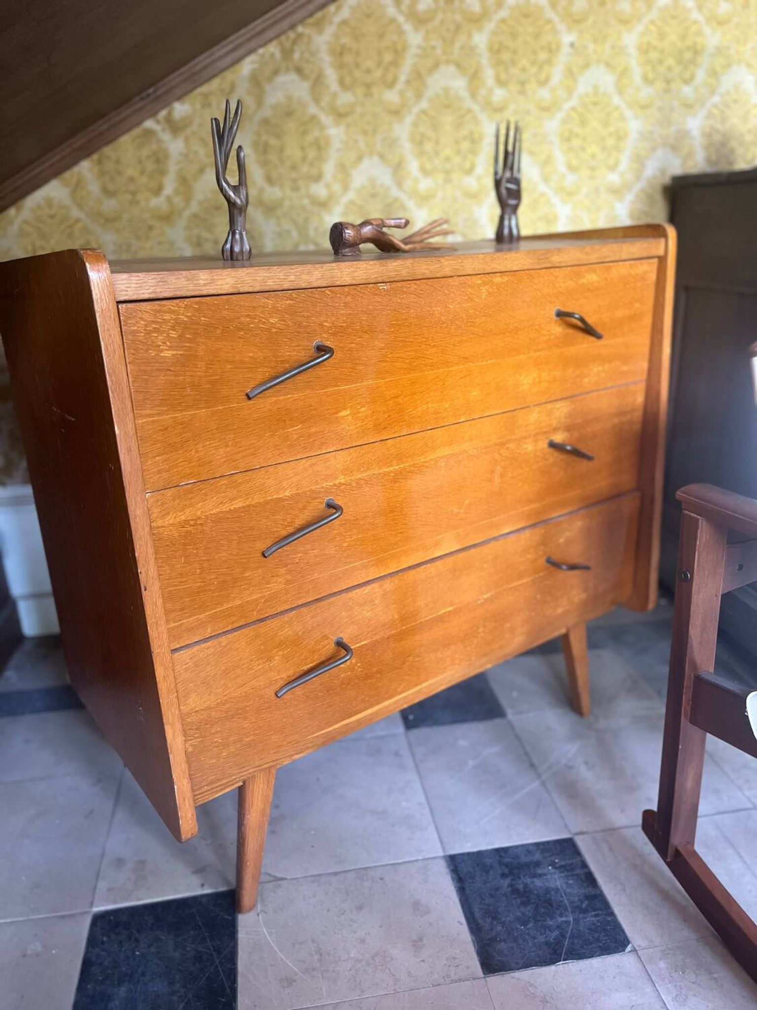 Commode pieds compas en chêne, France années 60