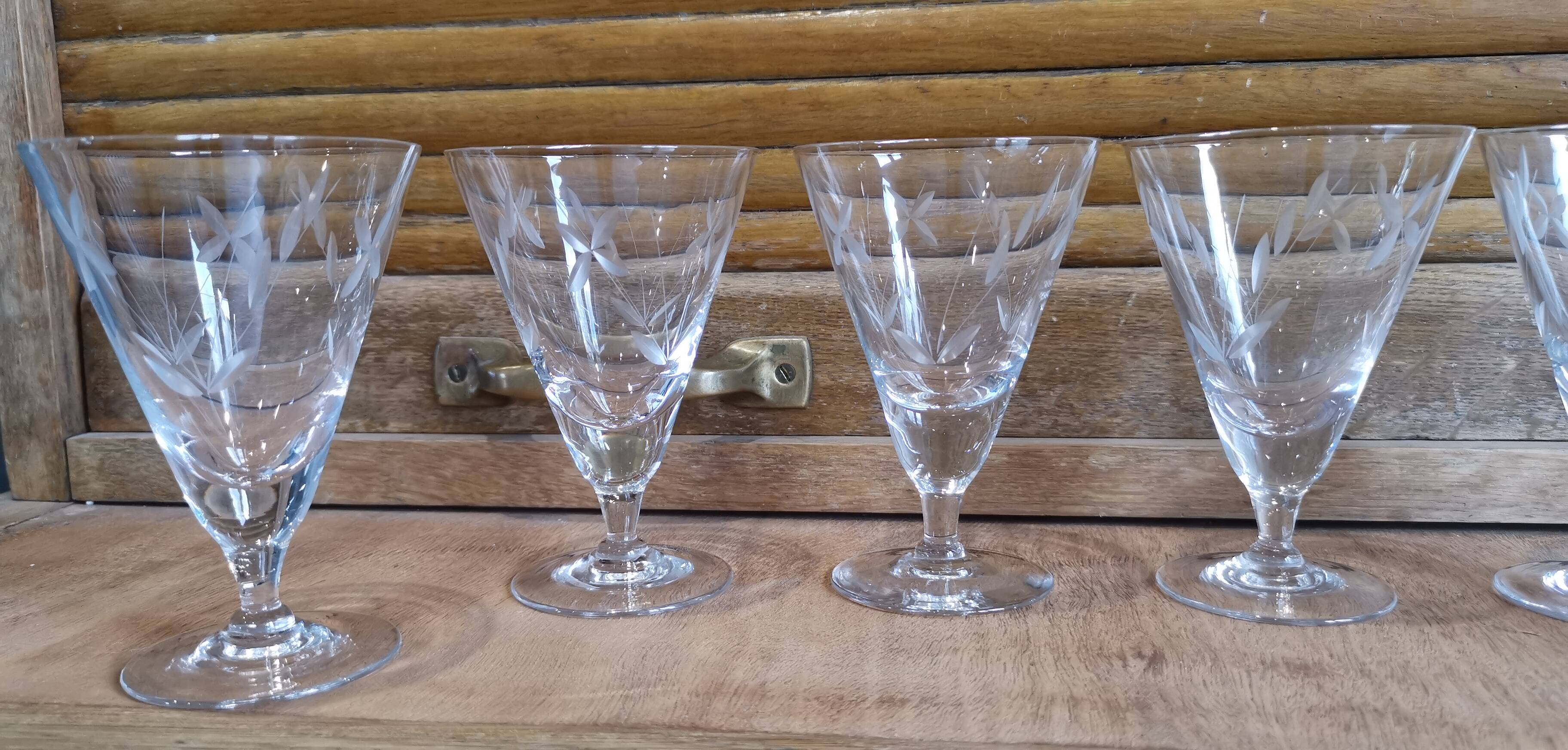 6 old stemmed glasses in chiseled blown glass 60/70