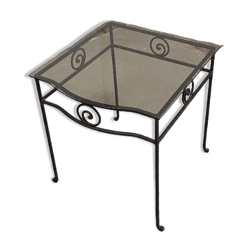 Petite table d'appoint en fer forgé et verre fumé