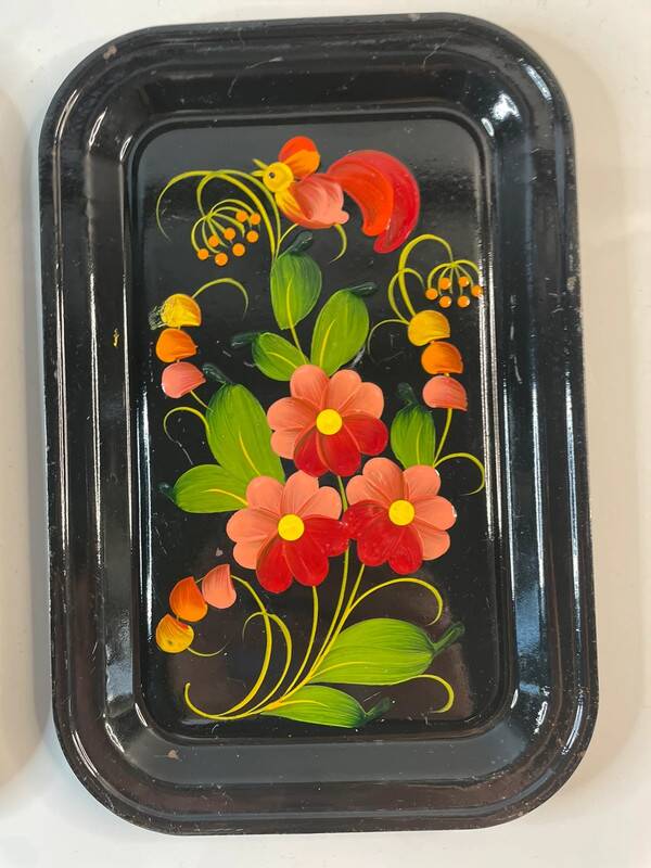 2 vintage trays