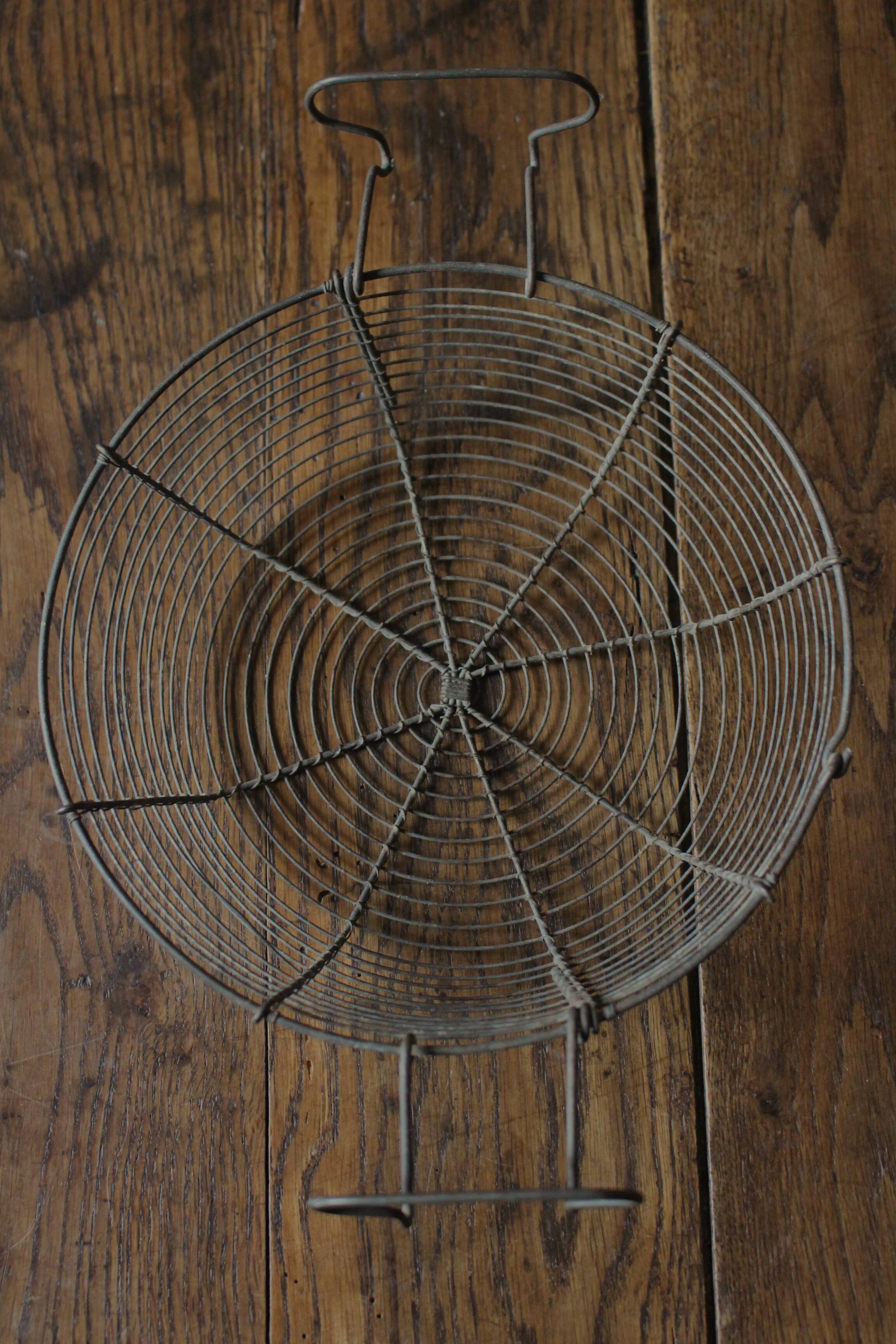 Wire fryer basket with diversion handle