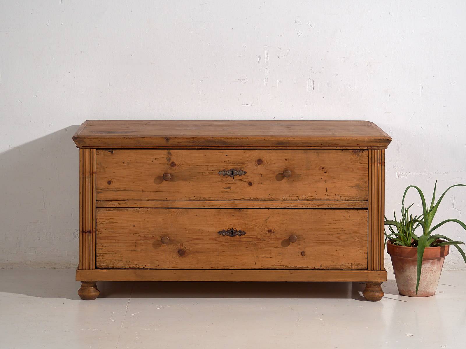 Small antique chest of drawers (circa 1920)