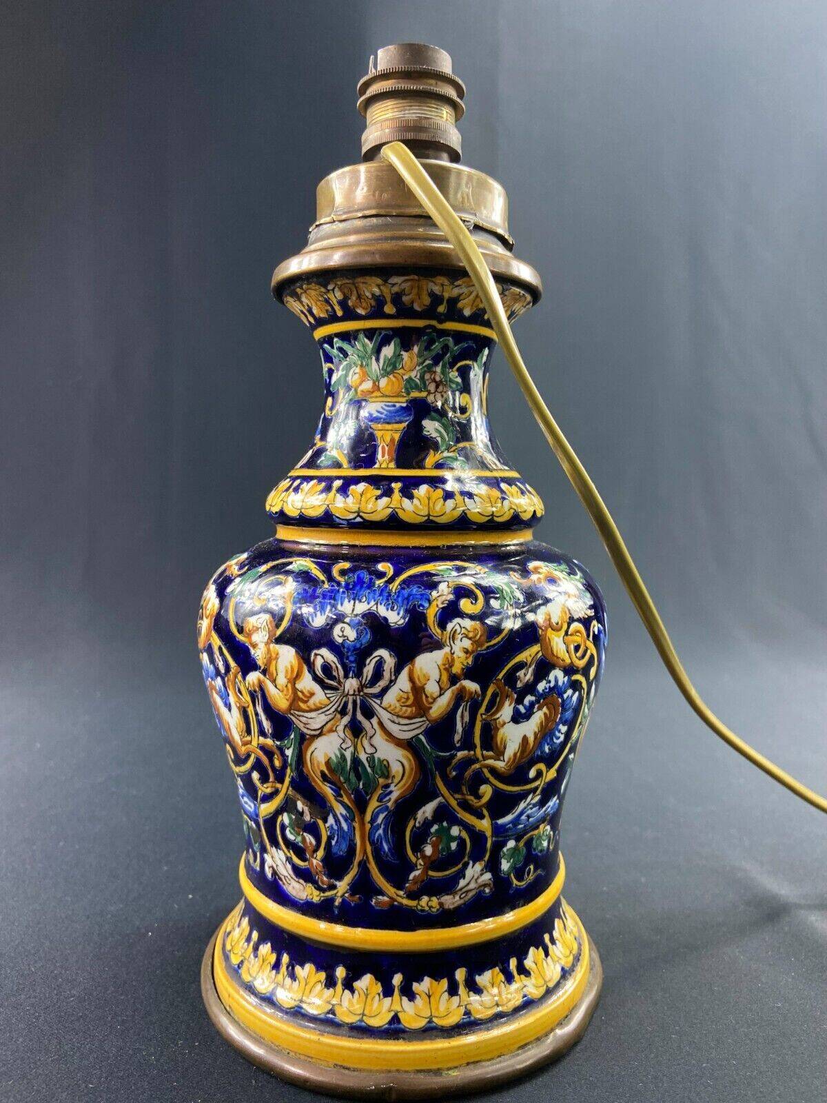 Lampe à pétrole de forme violonée en faïence de Gien XIXe décor Renaissance