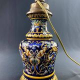 Lampe à pétrole de forme violonée en faïence de Gien XIXe décor Renaissance