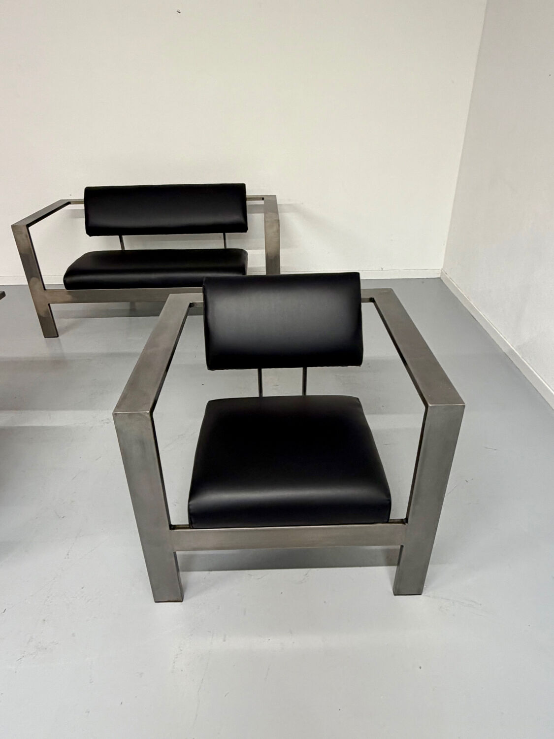 Salon brutaliste fauteuils simili métal design Karl Friedrich Forster