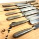 Service de 12 couteaux de table manche en corne blonde