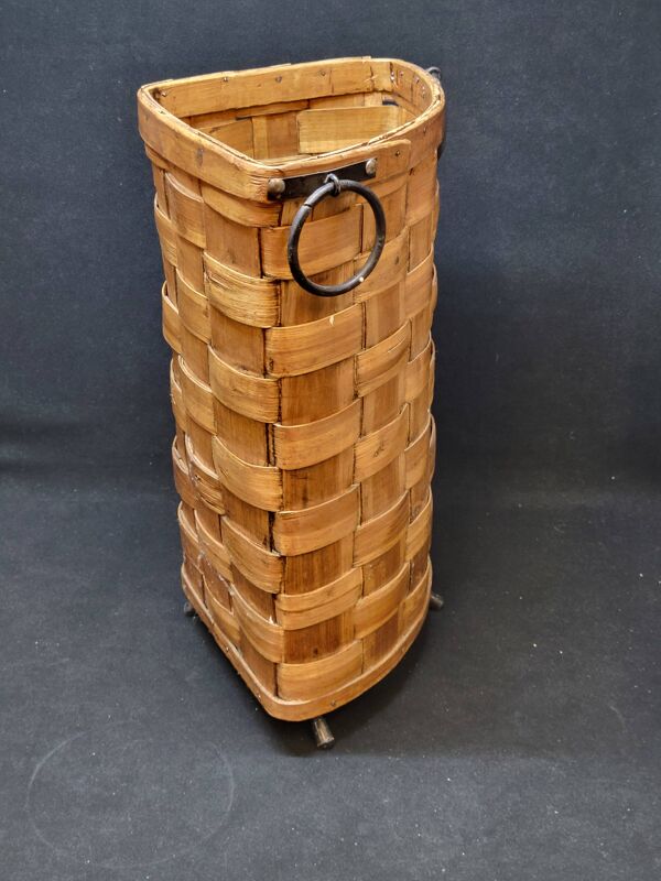 Ancienne corbeille vintage en bois tressé d'angle porte parapluie / panier