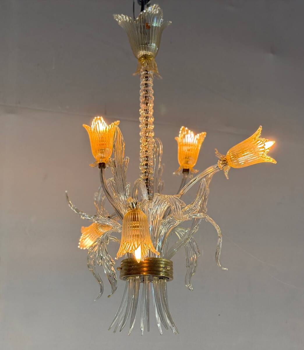 Asymmetrical Venetian chandelier in colourless and gold Murano glass, circa 1980.