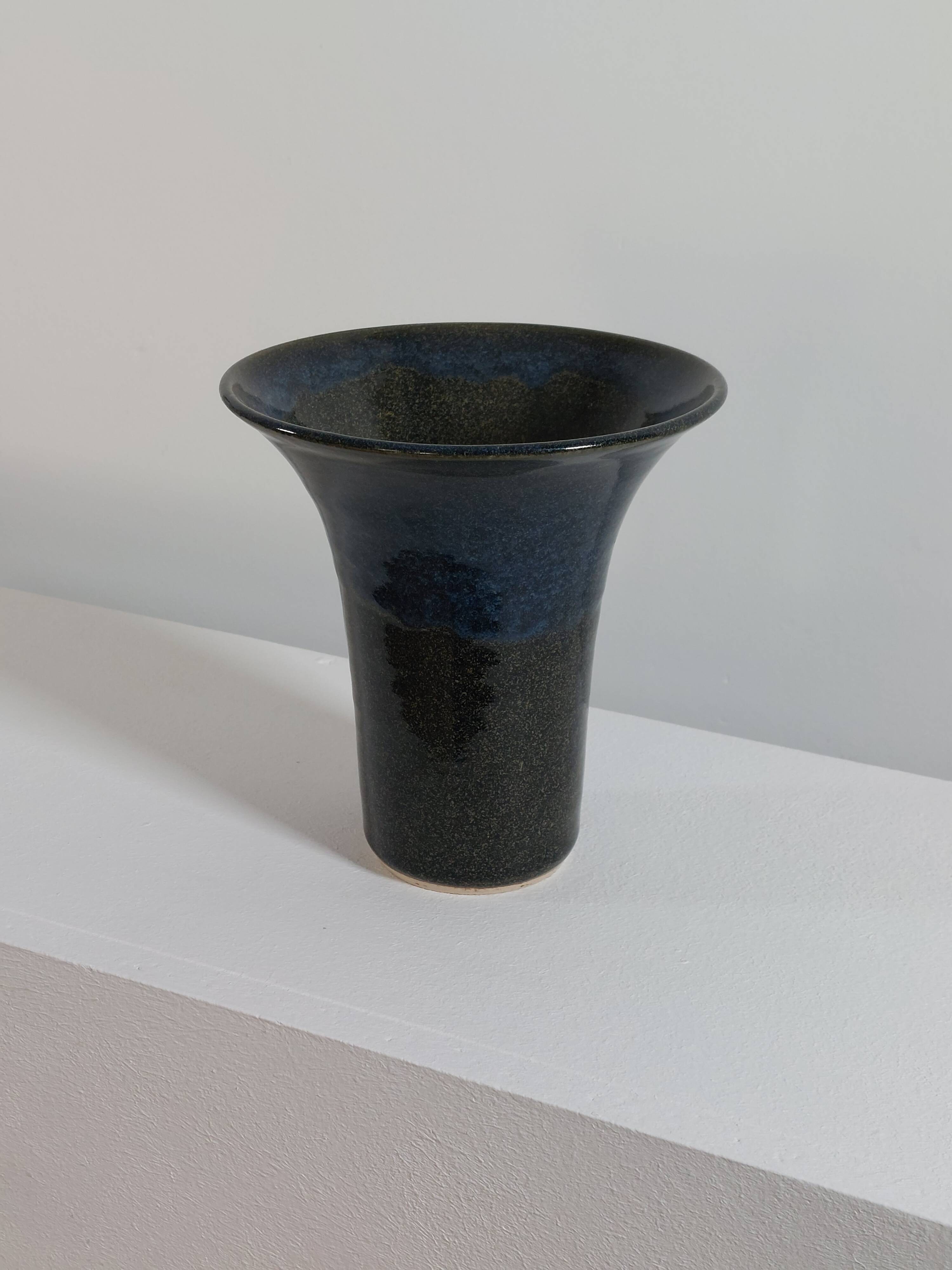 Vase en céramique signé d'artiste vintage du milieu du siècle