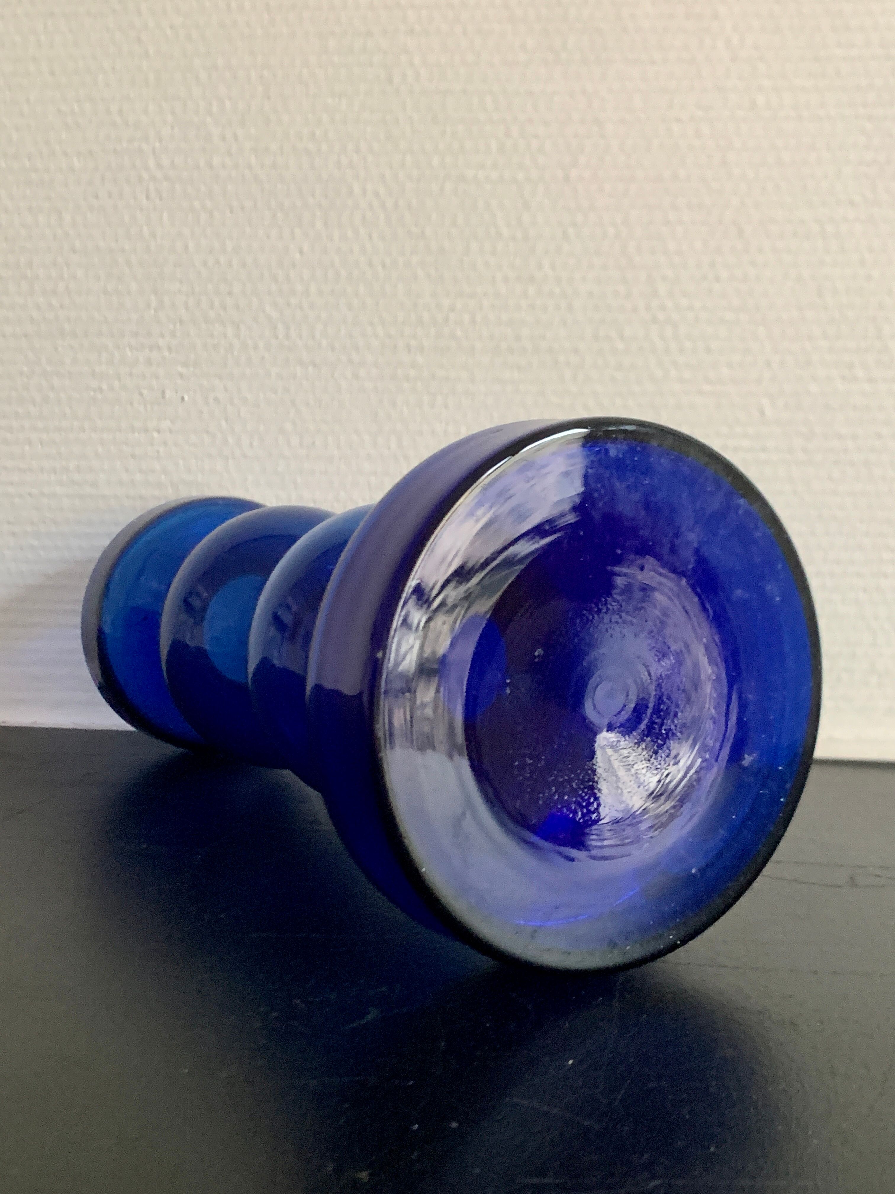 Vase bleu en verre vintage 1970