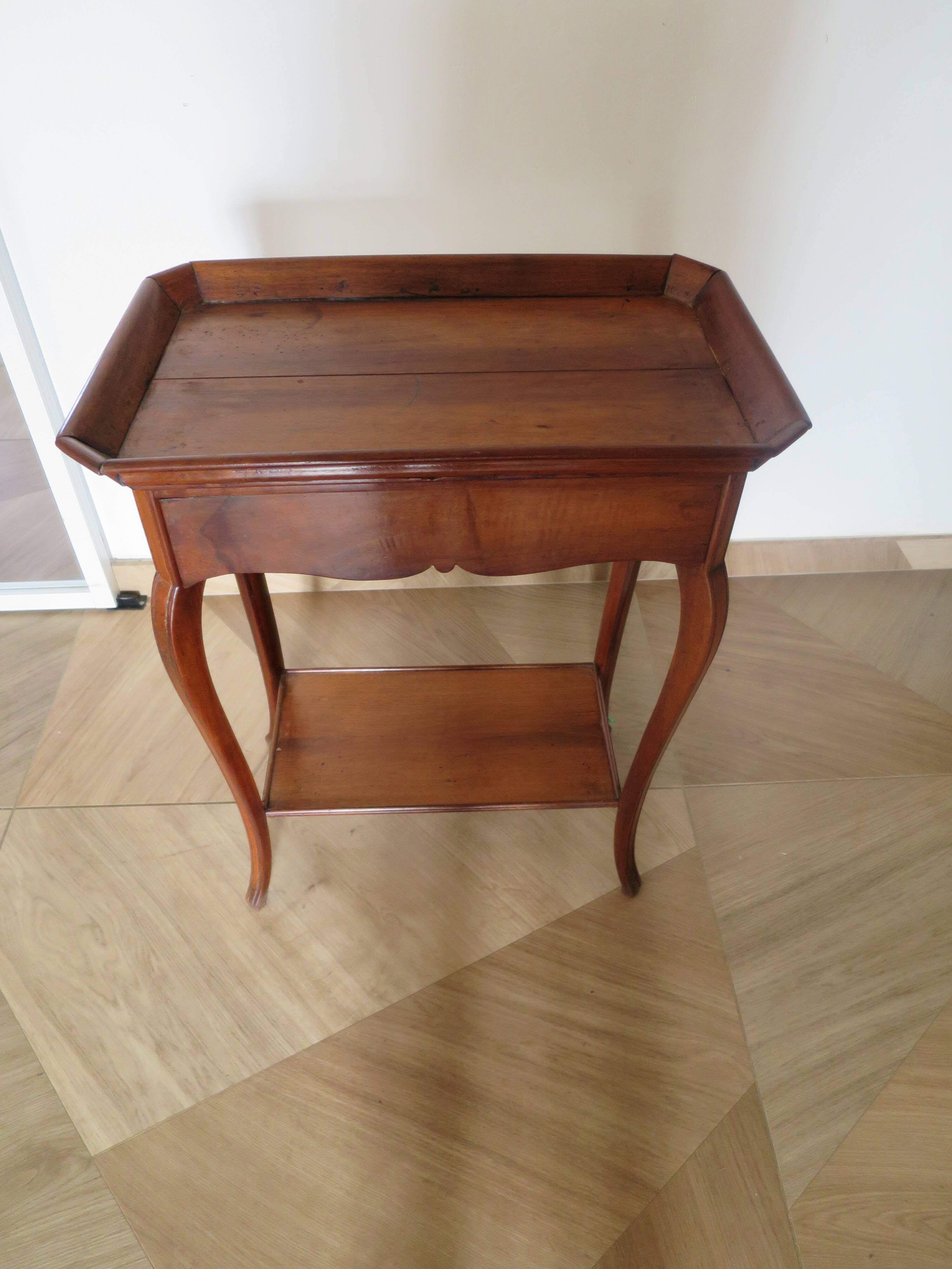 Side table – End table – Mahogany – Raised edge top – 1 drawer