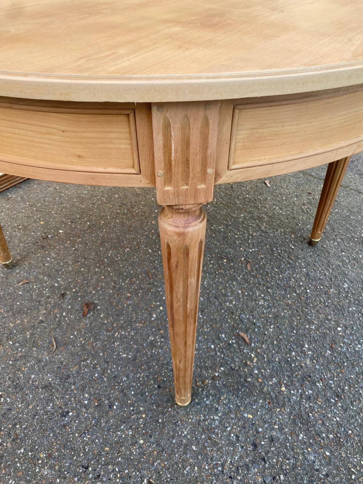 Renovated Louis XVI extendable round table from the 19th century, 260cm.