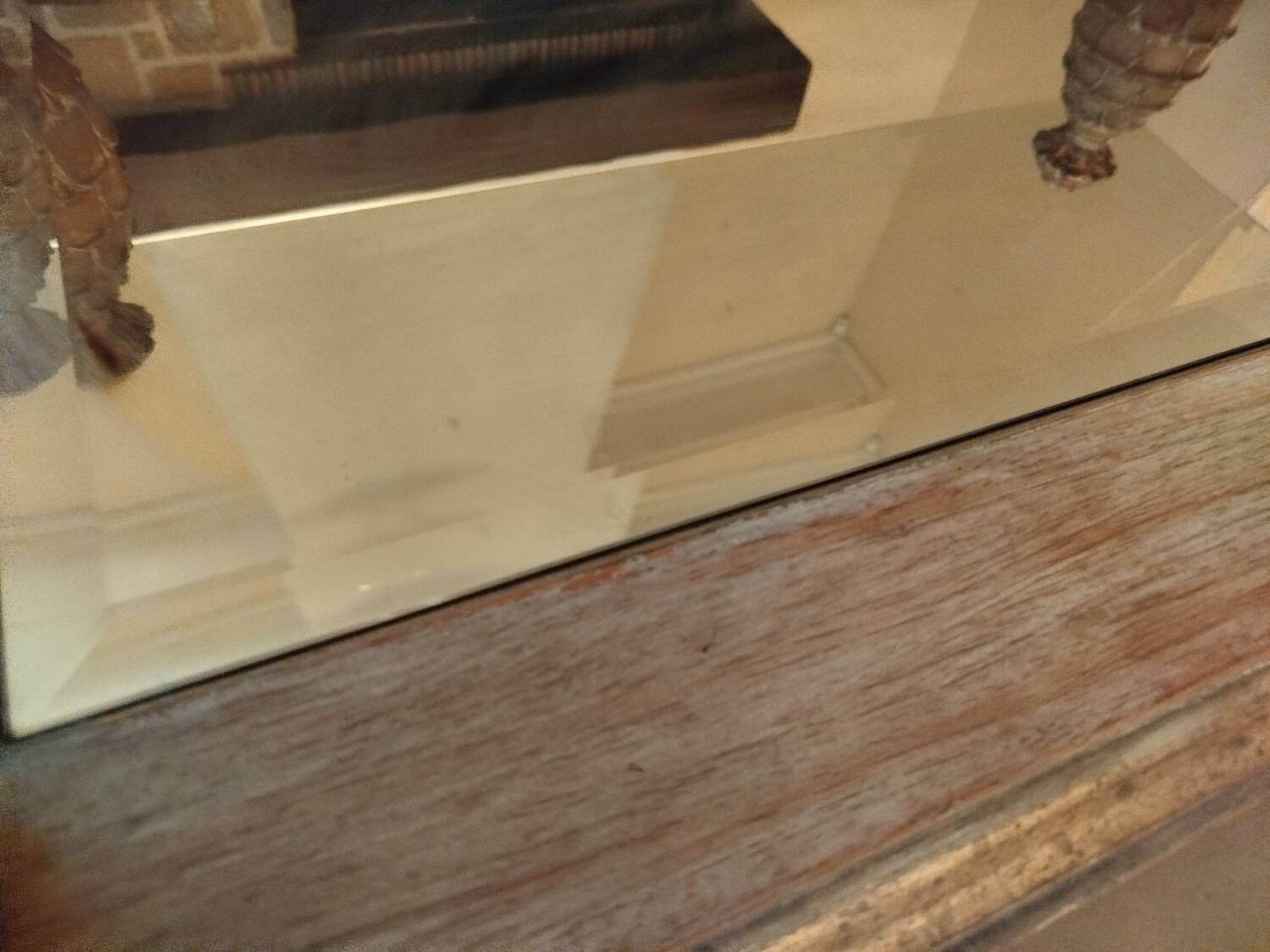 Table basse en verre biseauté , pieds ananas .