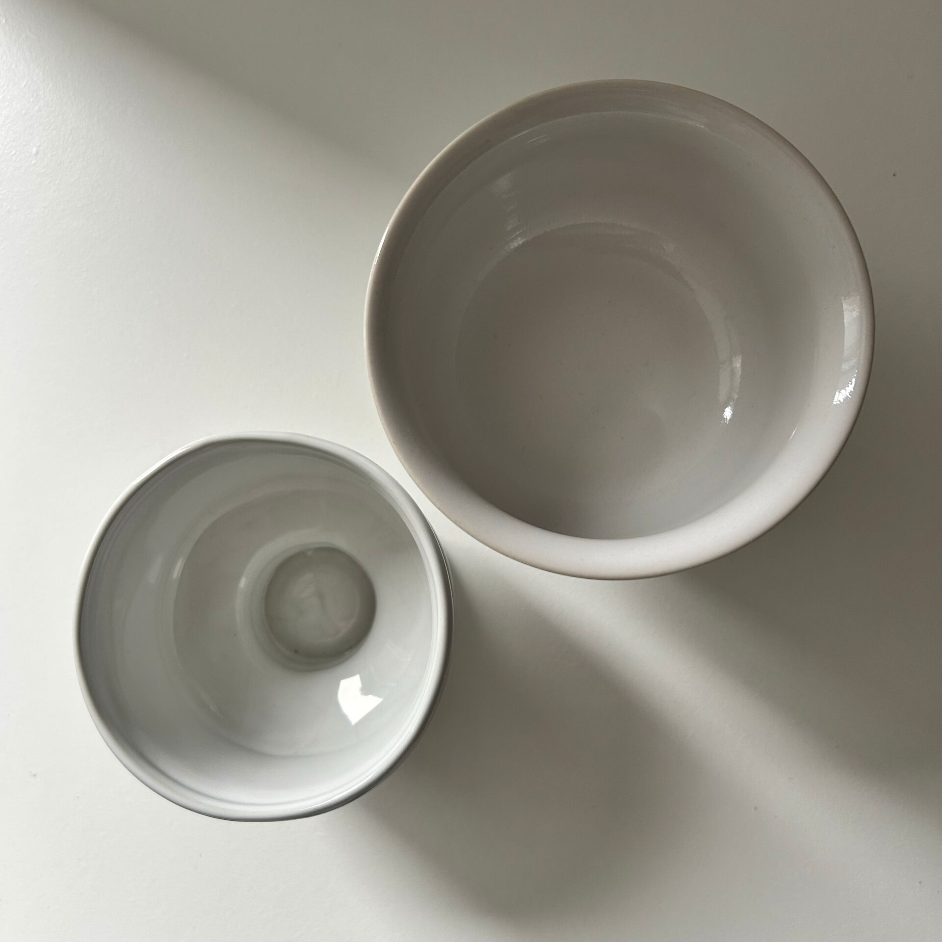 Paire de petits vases blancs 