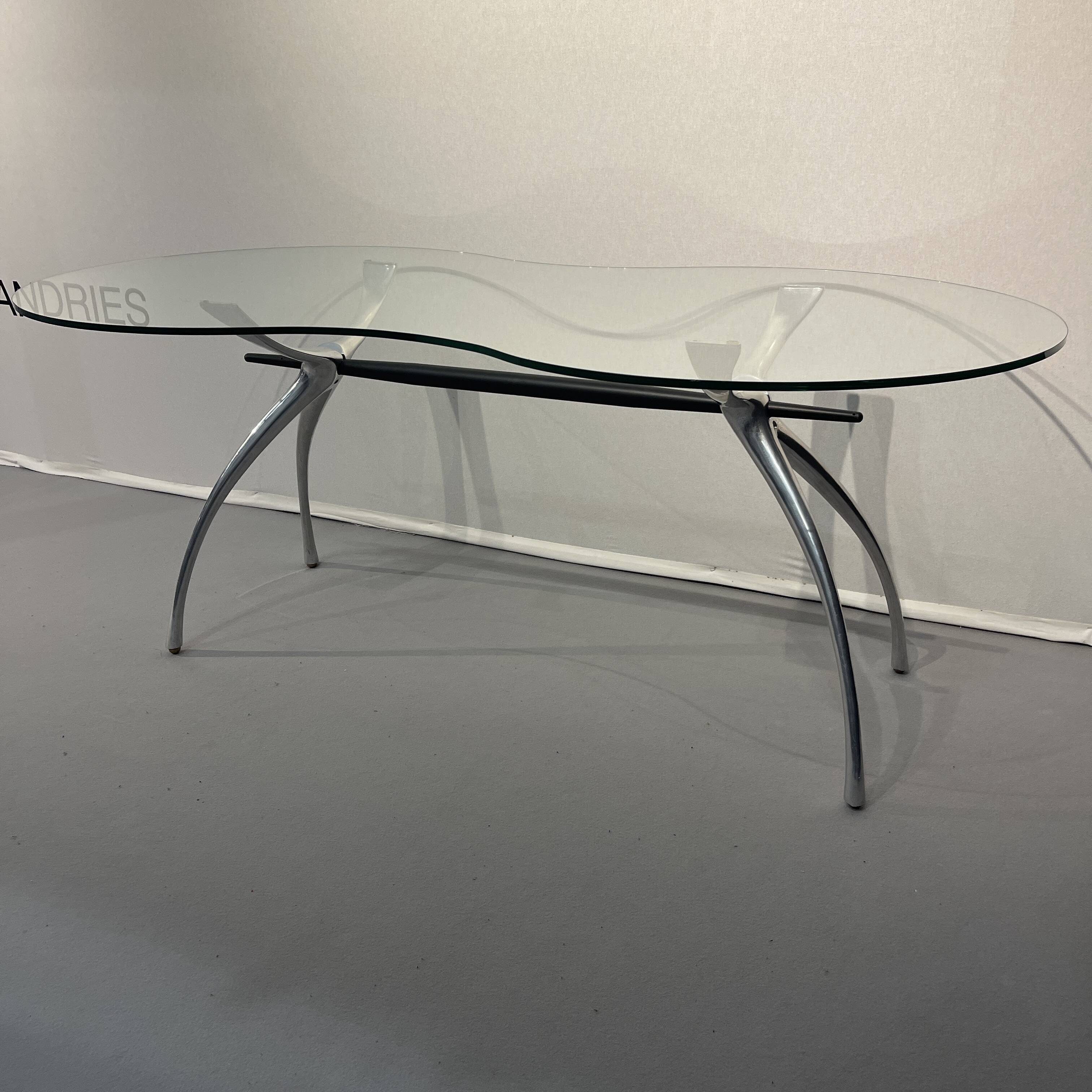 Table, bureau en aluminium brossé et verre formant "rognon" par Bernard Dequet