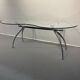 Table, bureau en aluminium brossé et verre formant "rognon" par Bernard Dequet