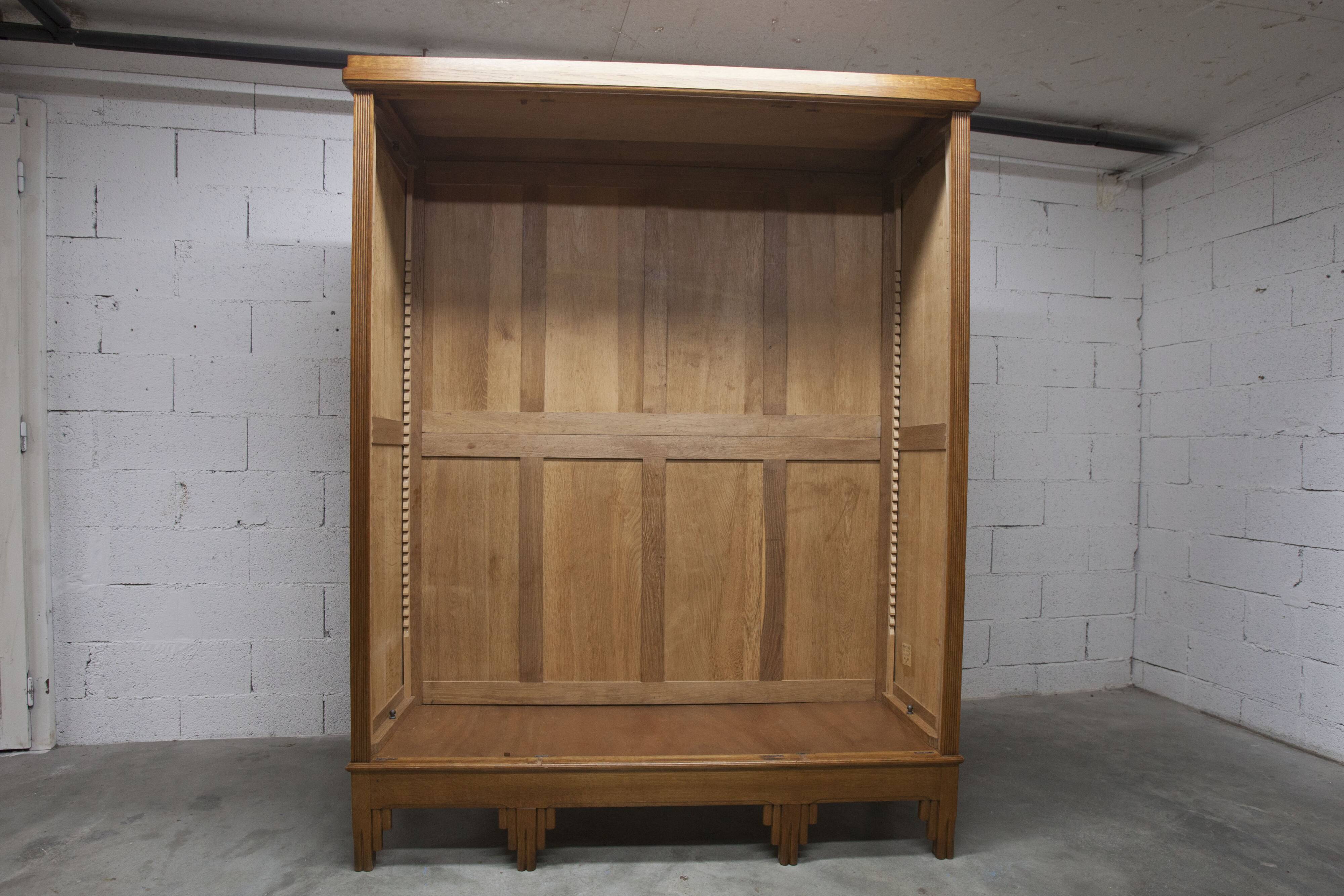 Art Deco oak sculpted wardrobe - Flemish workshop circa 1930