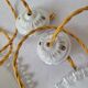 Duo de suspensions en opaline dentelée