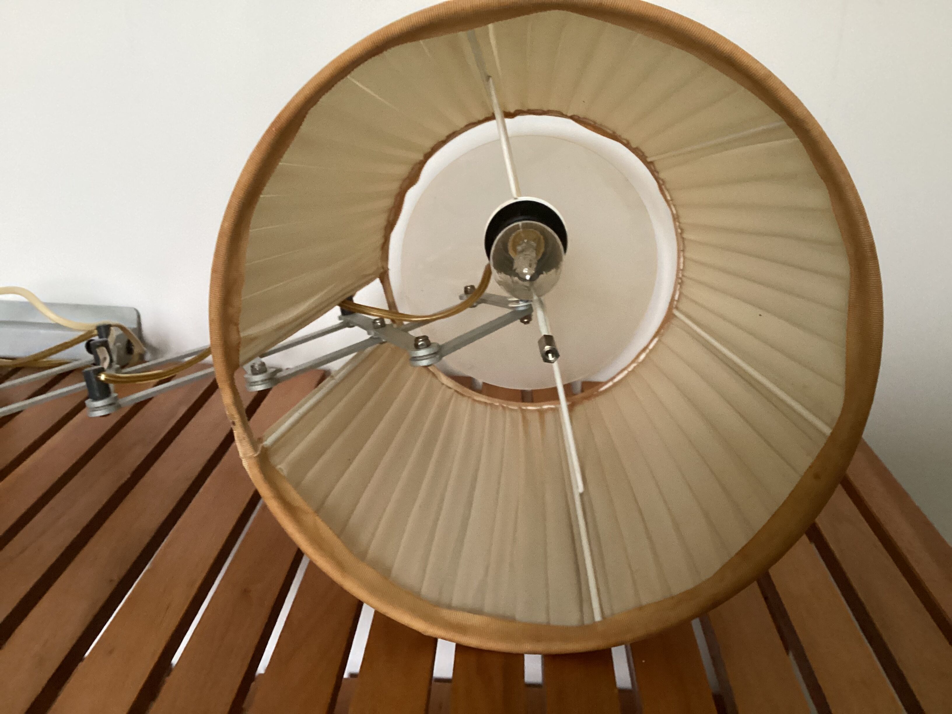 Articulated wall light