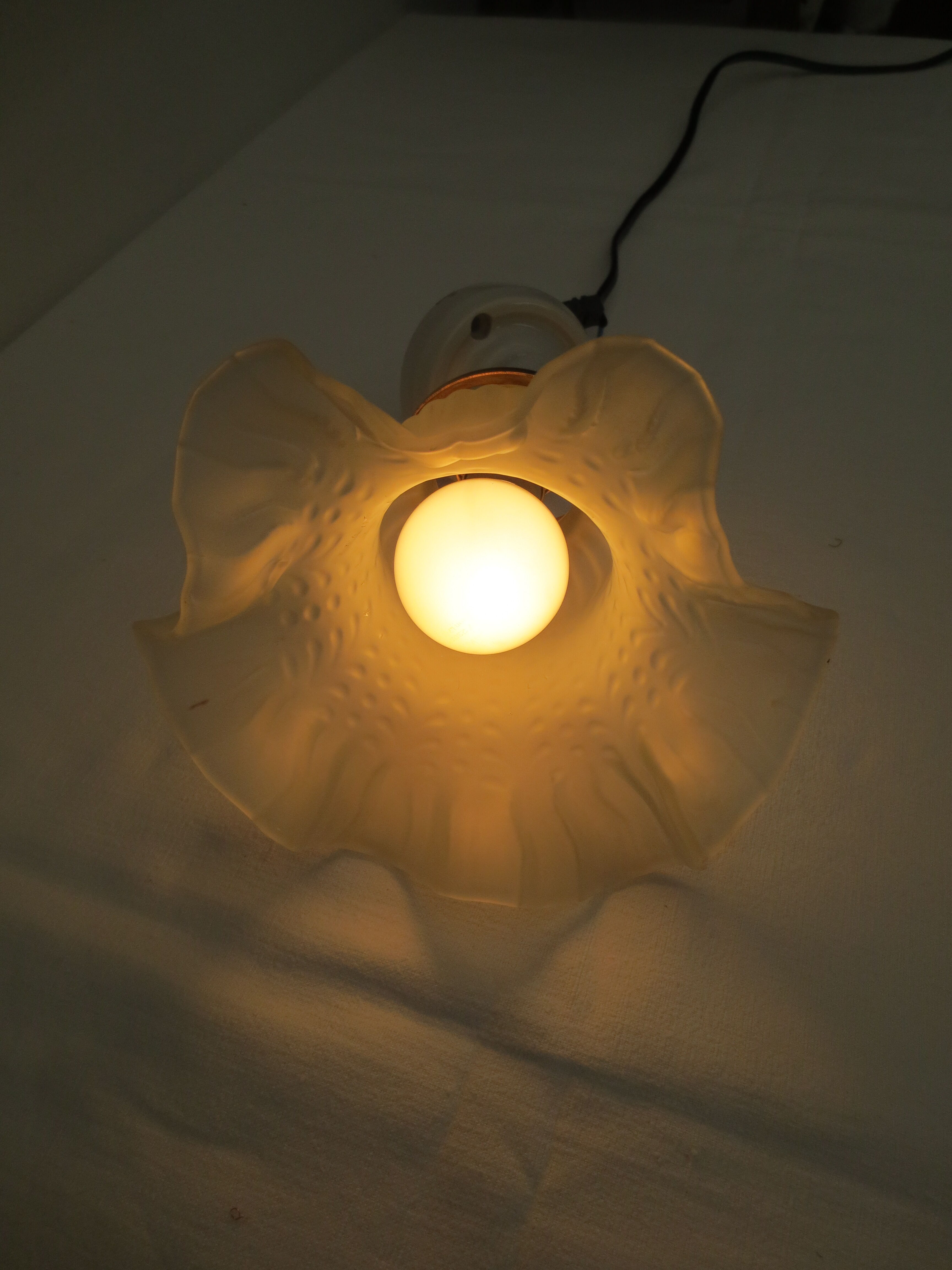 Ancienne applique murale 45° tulipe blanche volantée