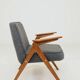 Fauteuil vintage entièrement rénové, revêtement en laine graphite.
