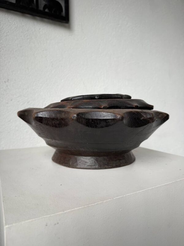 Plats brutalistes en bois, art populaire savoyard