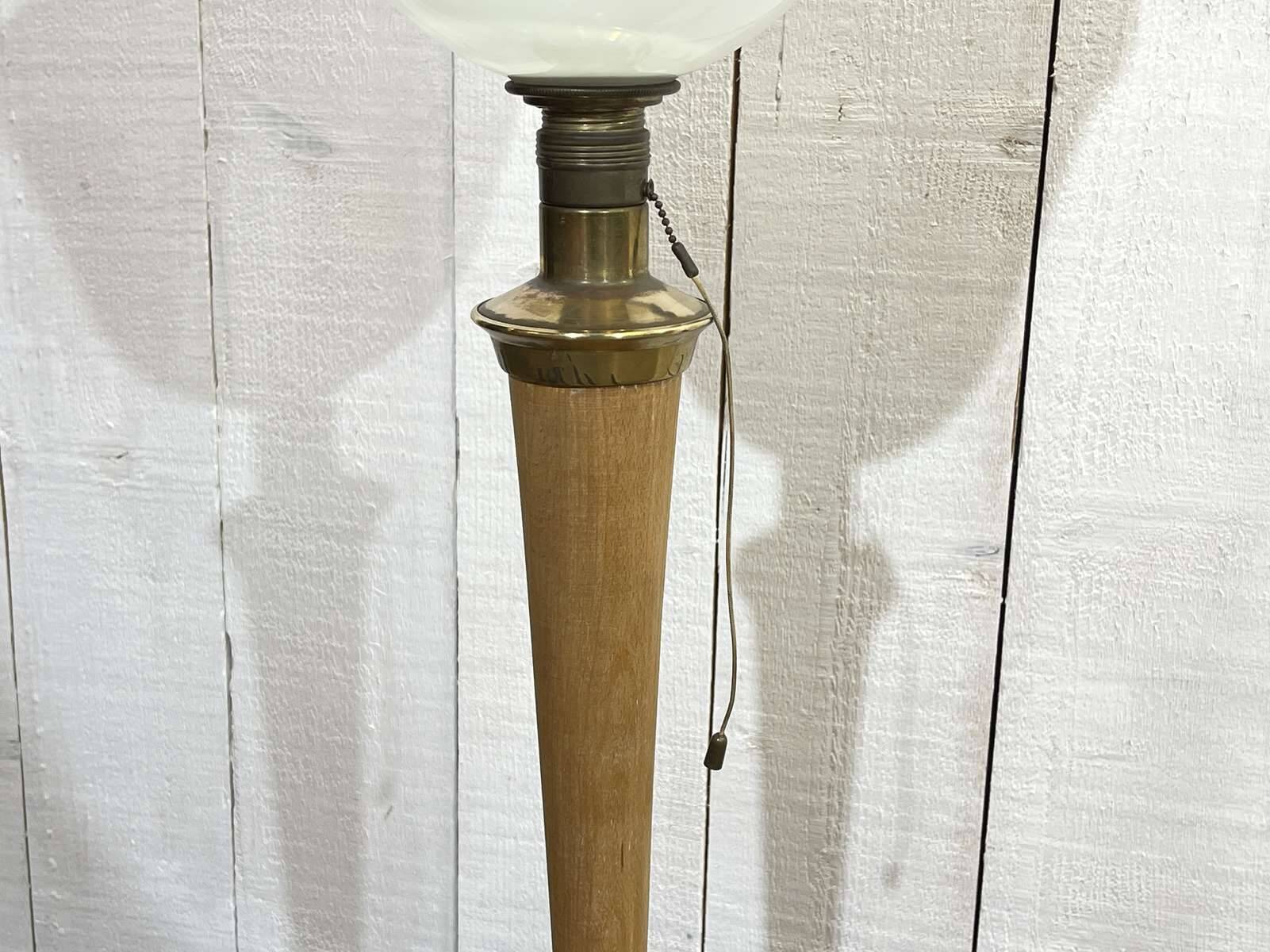 Lampe Mazda des années 1960, piétement en tôle et tronc en bois