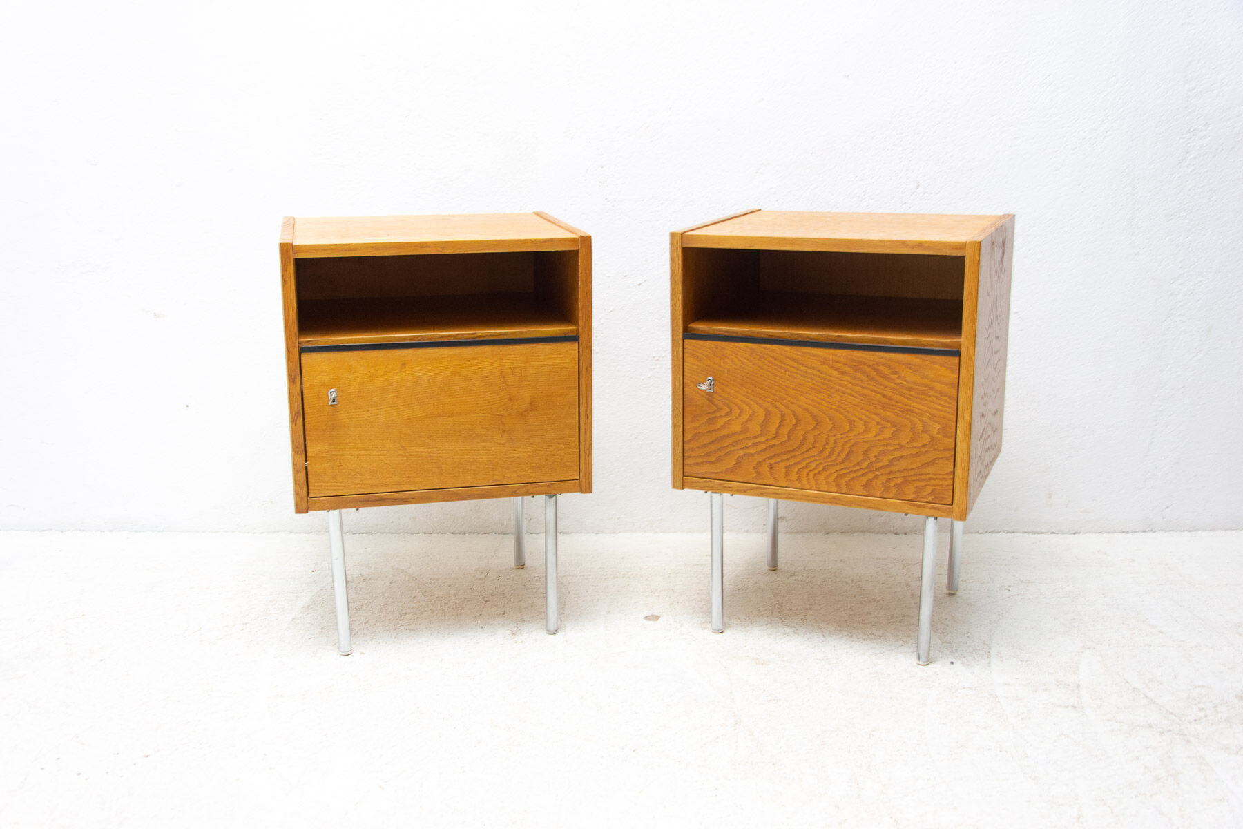 Paire de tables de chevet du milieu du siècle, années 1960, Tchécoslovaquie