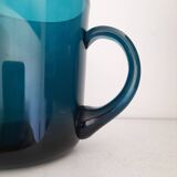 Carafe en verre bleu pétrole