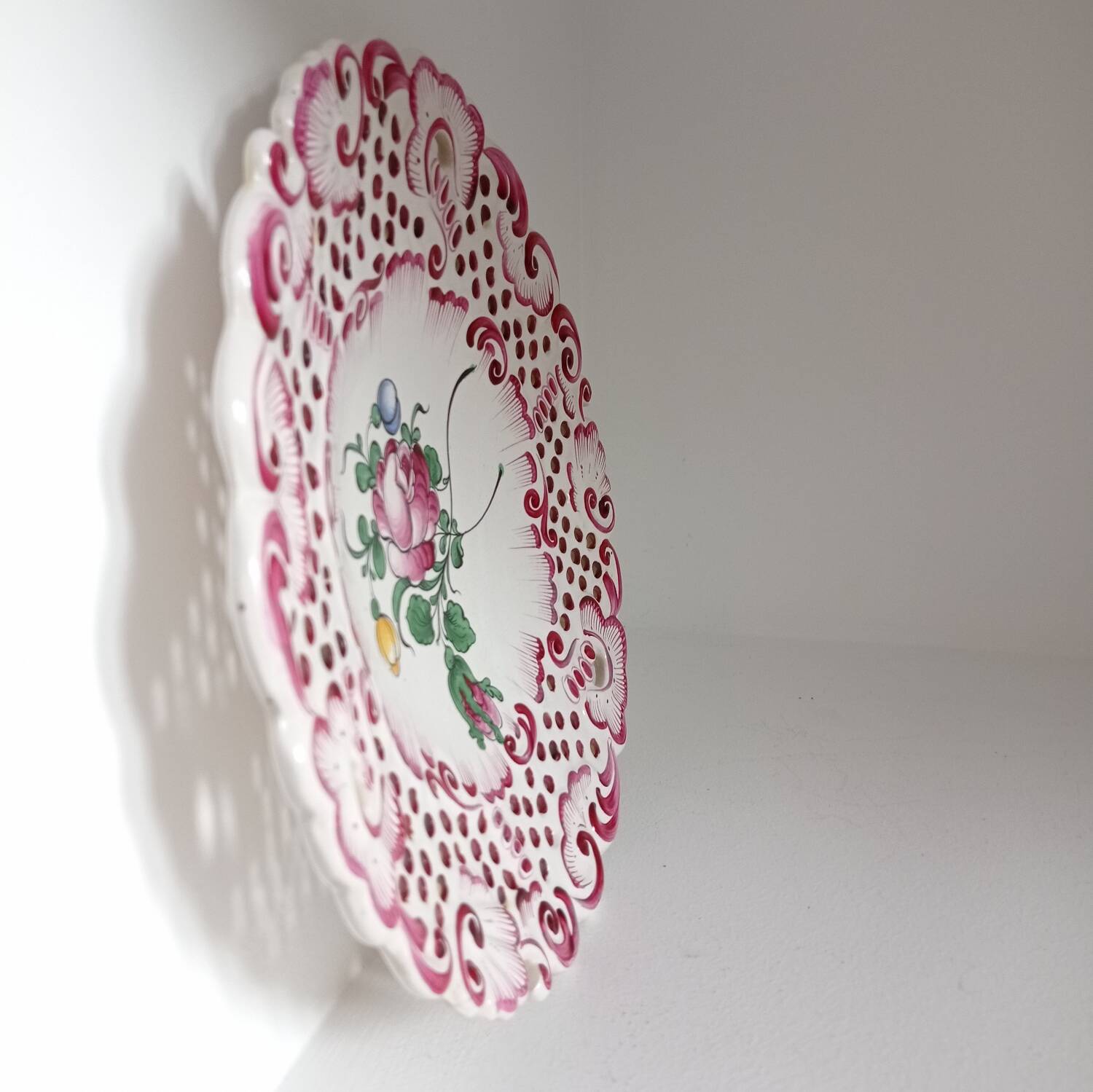 Decorative plate with openwork floral decoration