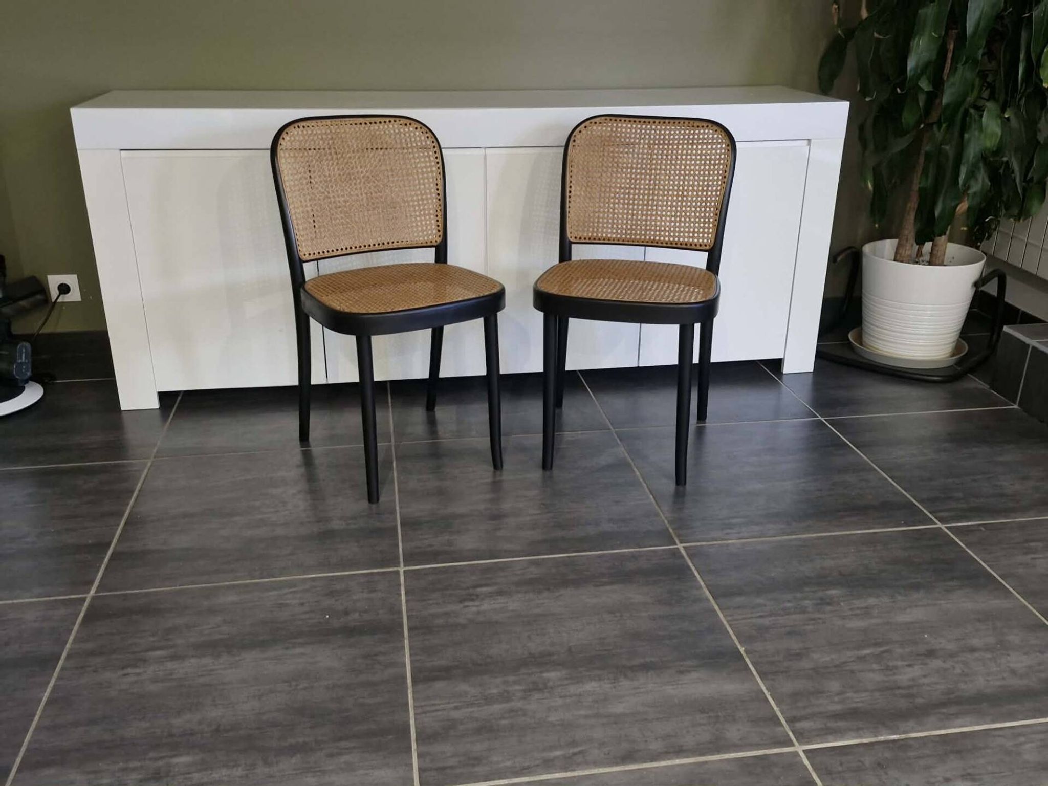 Lot de 2 chaises n°811 d’après Hoffmann, années 1990