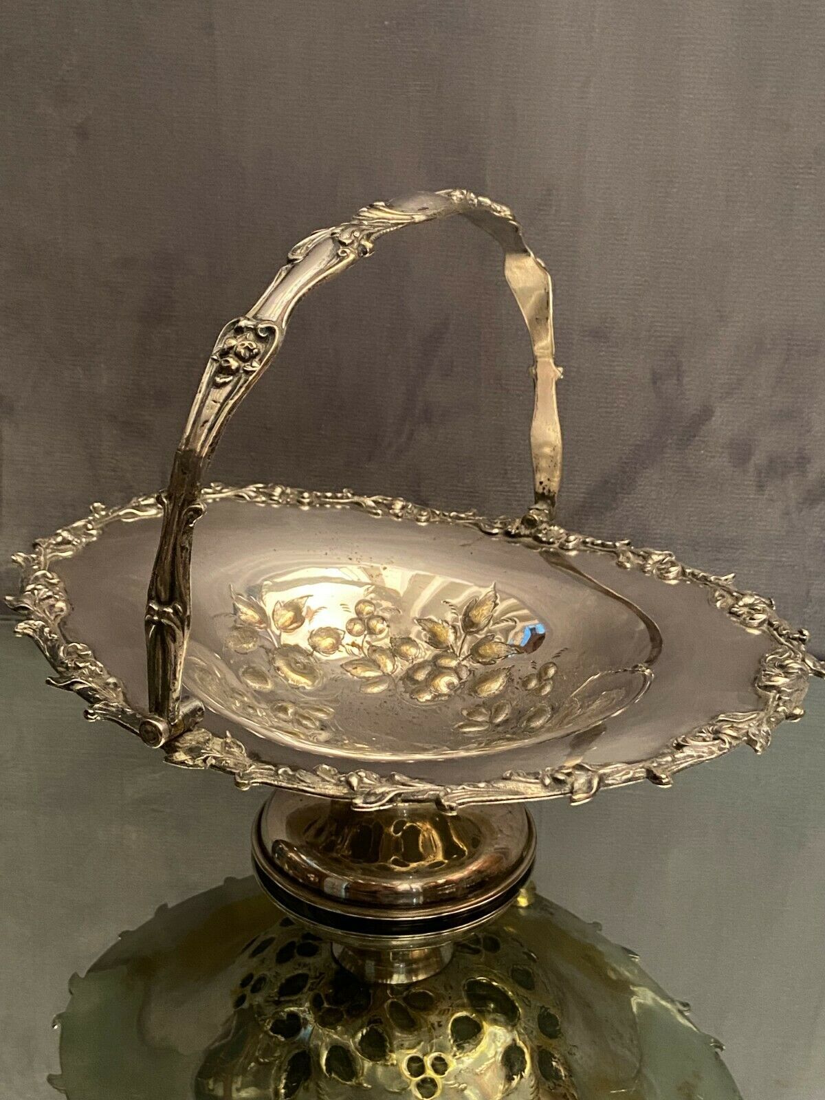 Cut basket basket handle on pedestal in silver metal with floral decoration