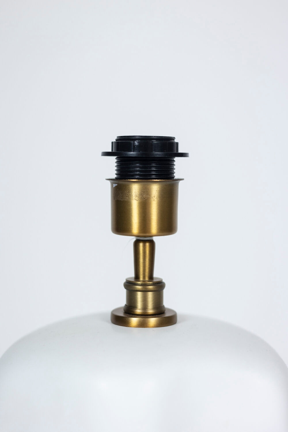 Paire de lampes en opaline blanche et mat, XXe siècle