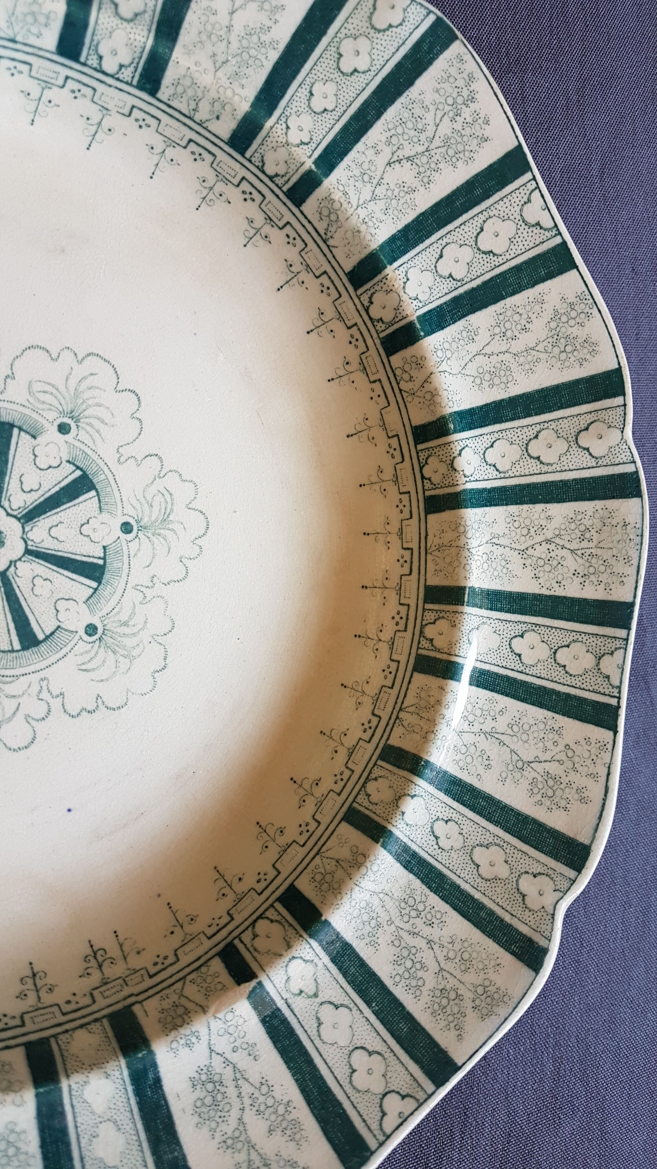 A plate made of earthenware decorated with flower crown