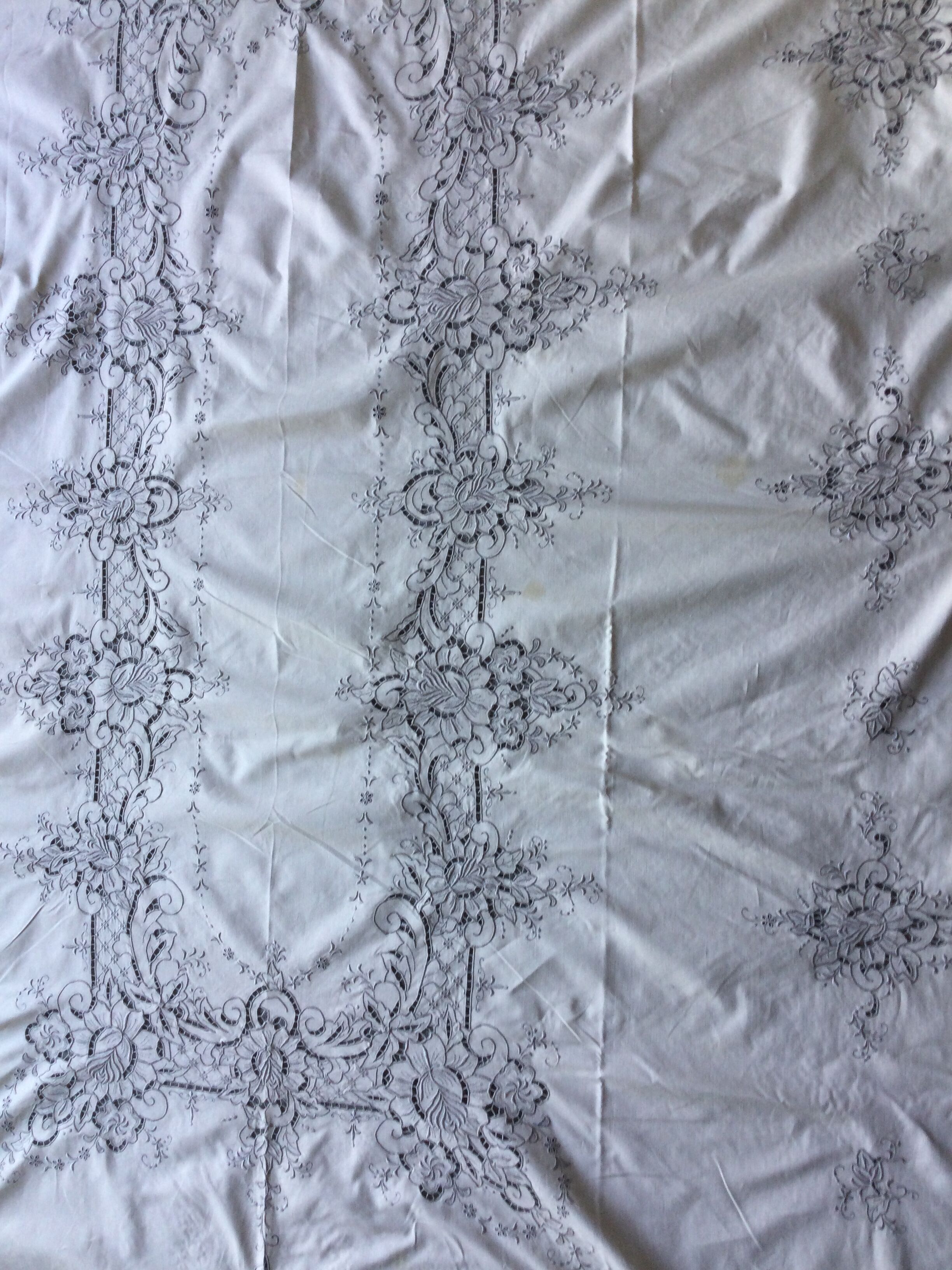 Embroidered antique tablecloth + 12 matching towels