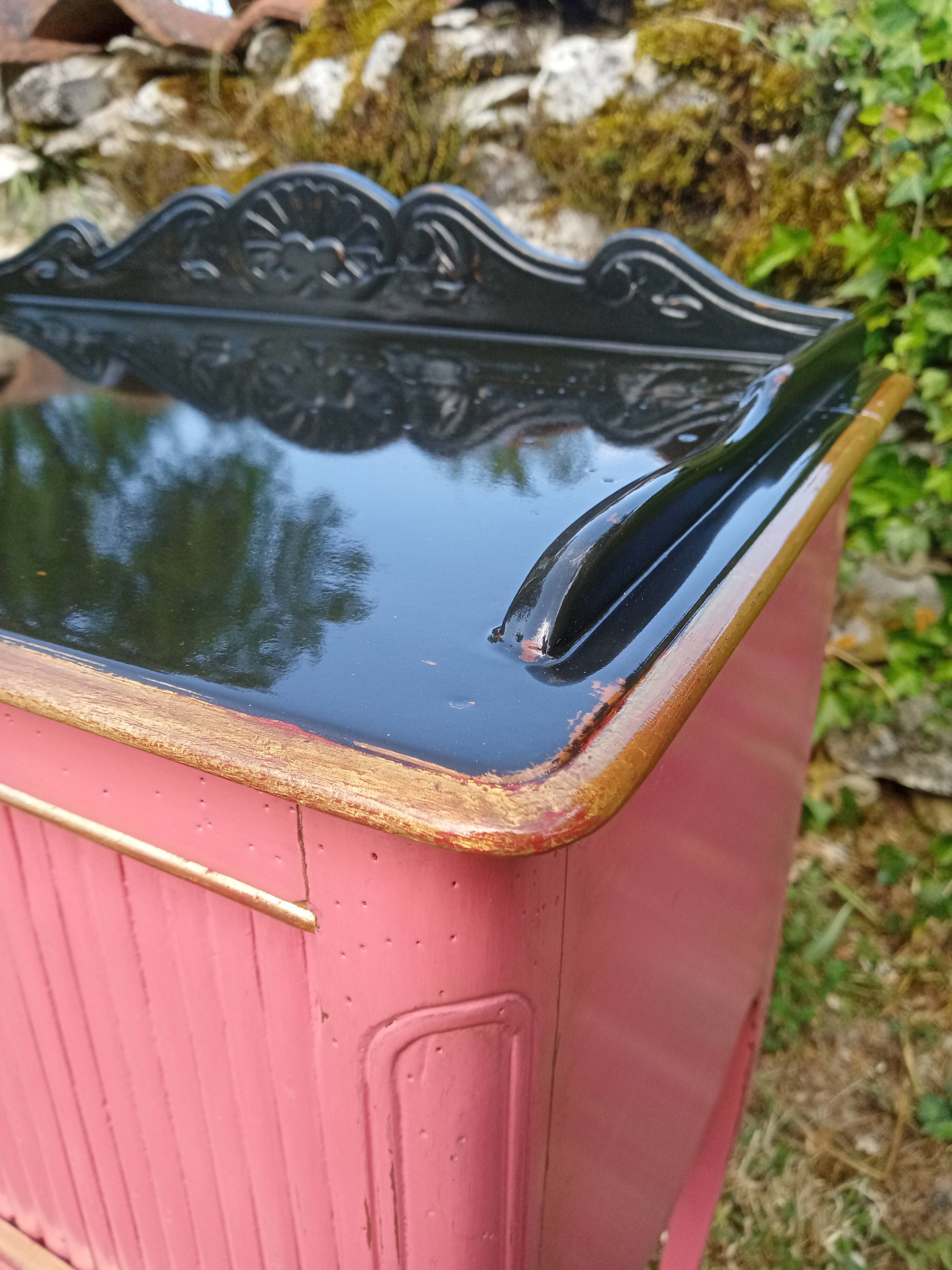 Commode d'appoint à rideau Louis XV patinée rose et noire