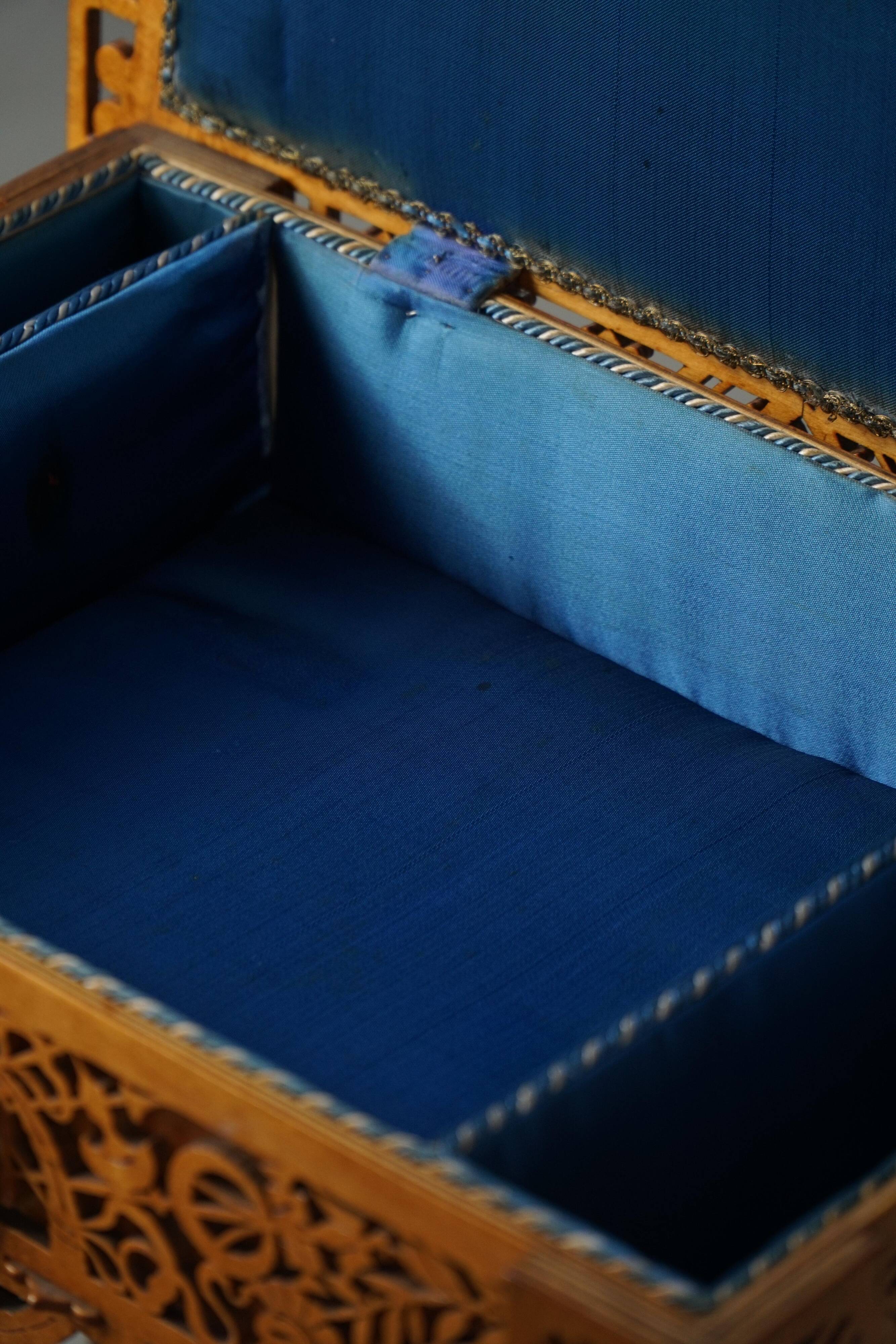 Console / Carved Side Table in Chippendale Style from the 20th Century with Storage