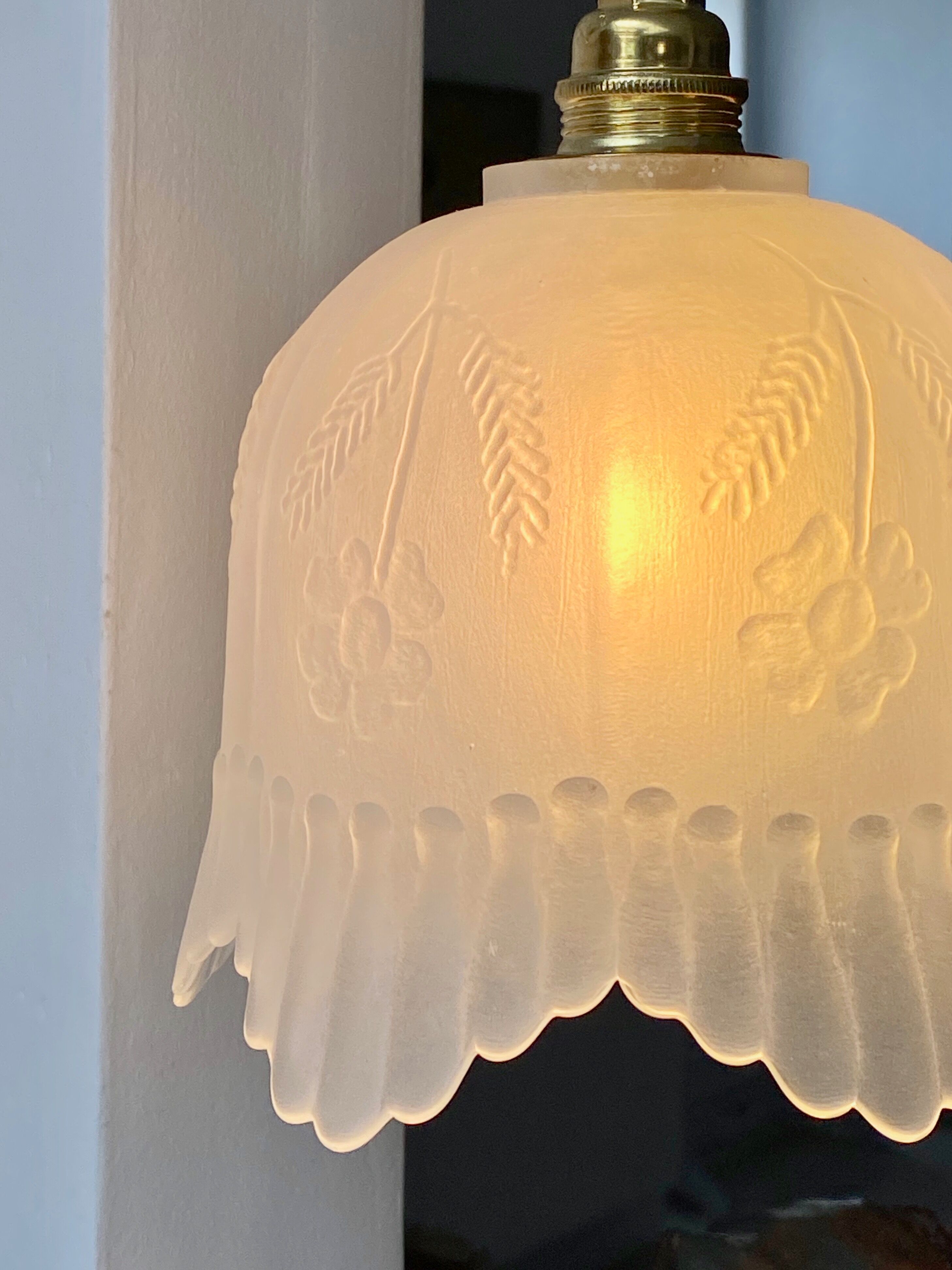 Pendant in etched opaque glass