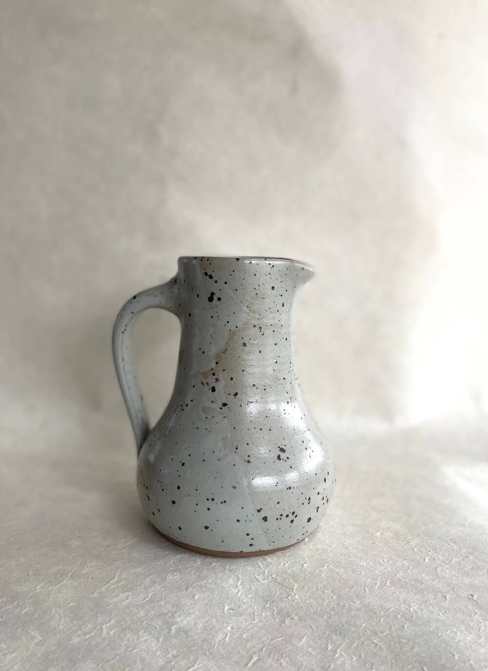 Pichet en grès vernissé beige moucheté